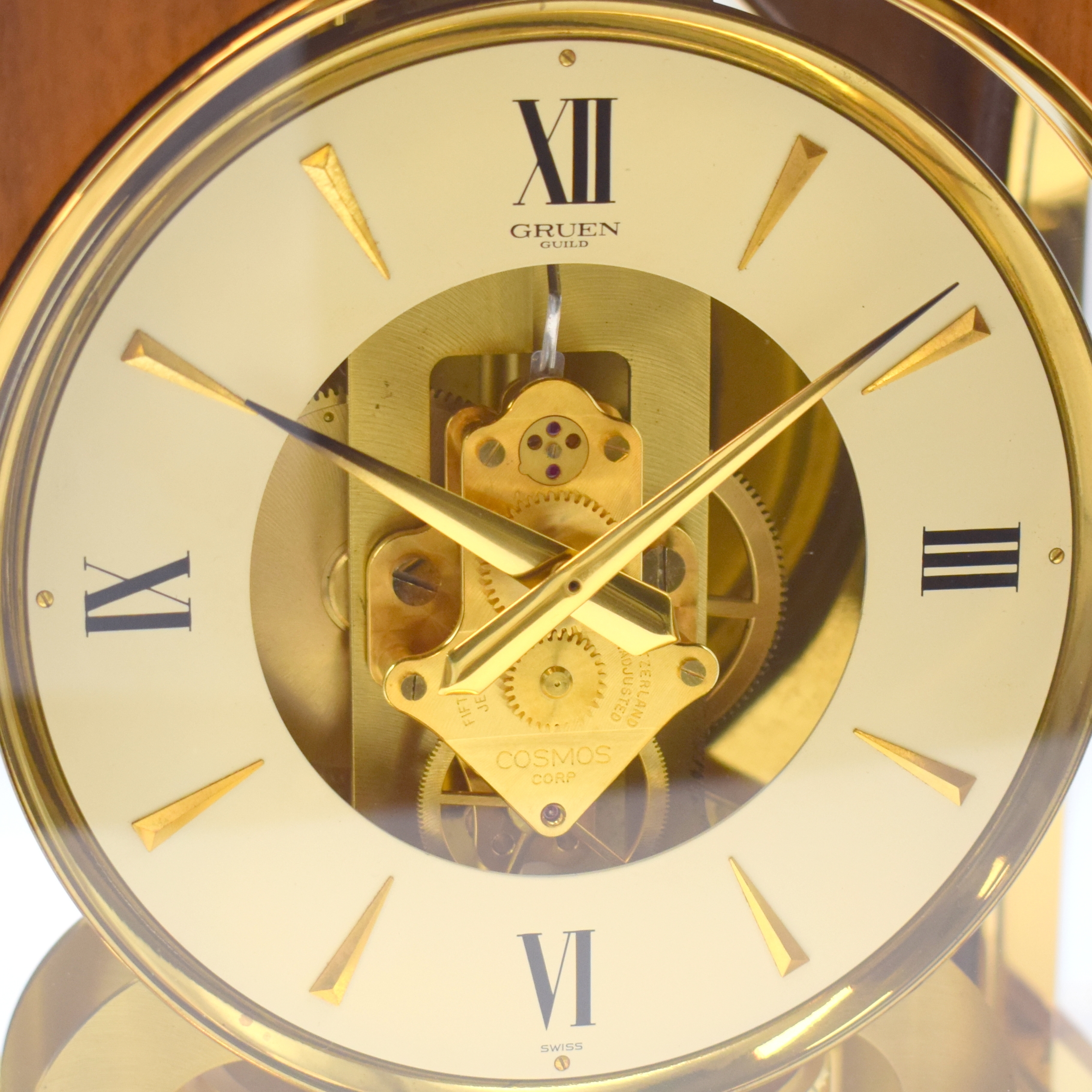 Detail a: LeCoultre / GRUEN seltene Drehpendeltischuhr Modell Cosmos, Schweiz für den US-Markt um 1970, Holzkorpus, 4-fach in verg. Rahmen Arkaden-förm. ...