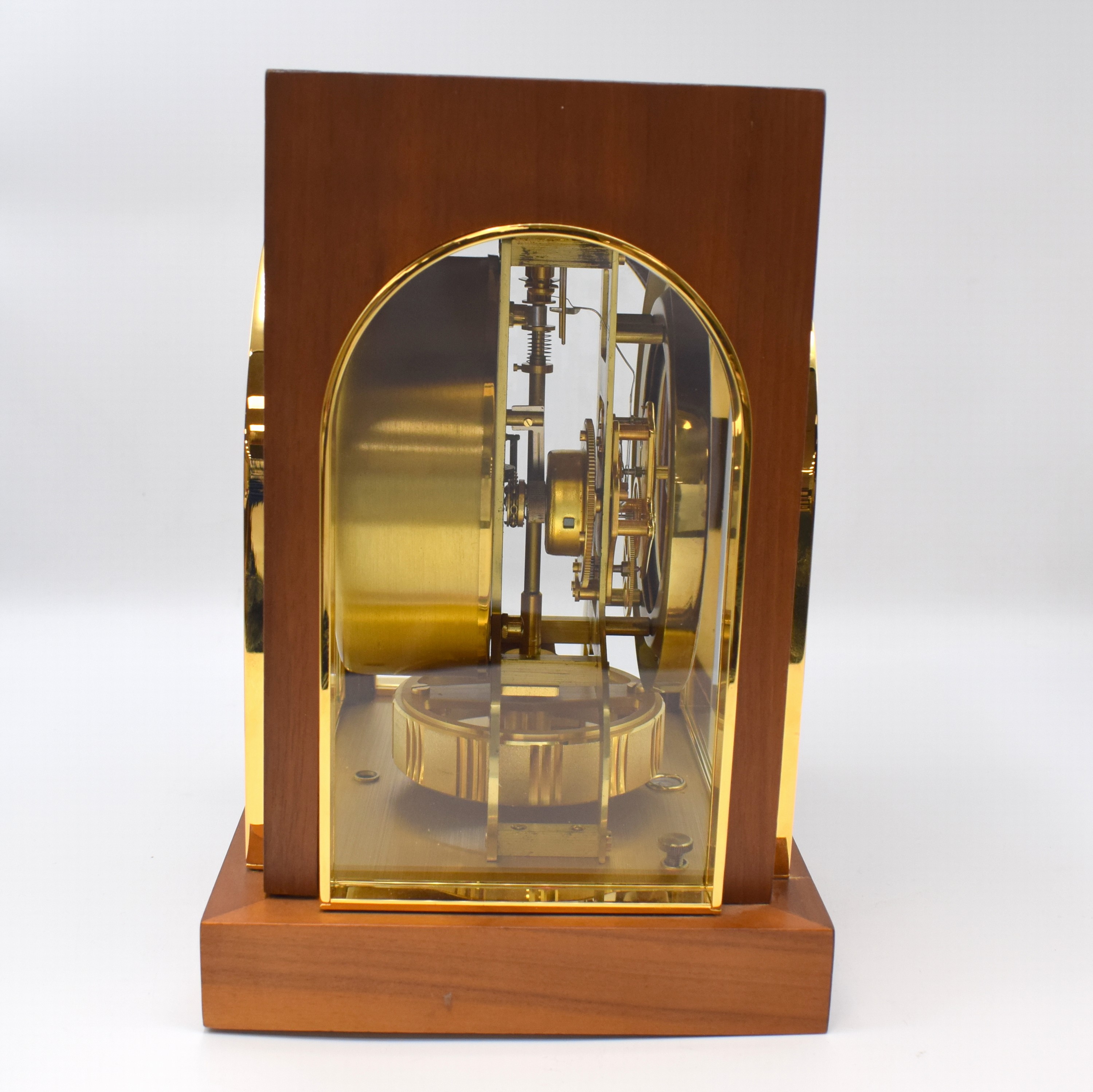 Detail b: LeCoultre / GRUEN seltene Drehpendeltischuhr Modell Cosmos, Schweiz für den US-Markt um 1970, Holzkorpus, 4-fach in verg. Rahmen Arkaden-förm. ...