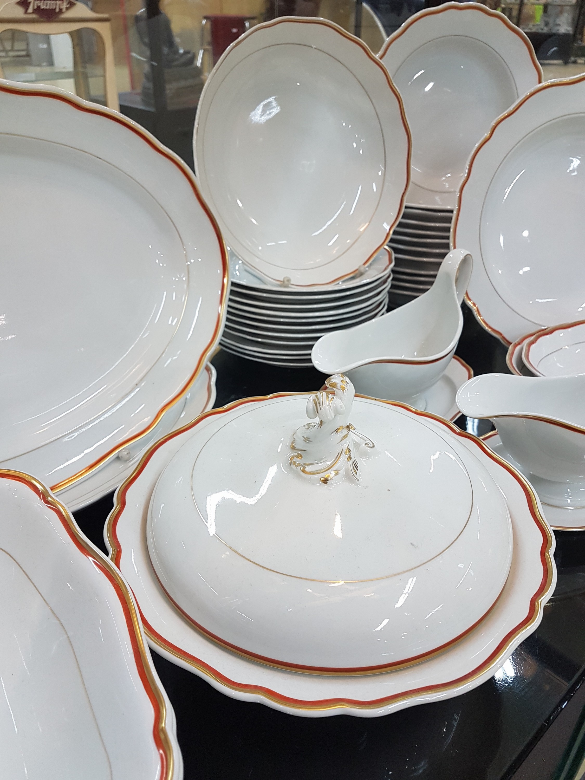 Detail b: Umfangreiches Speiseservice, Meissen, 20. Jh., 2. Wahl, Porzellan, Form Neuer Ausschnitt, korallenroter und goldener Randdekor, für 12 Personen ...