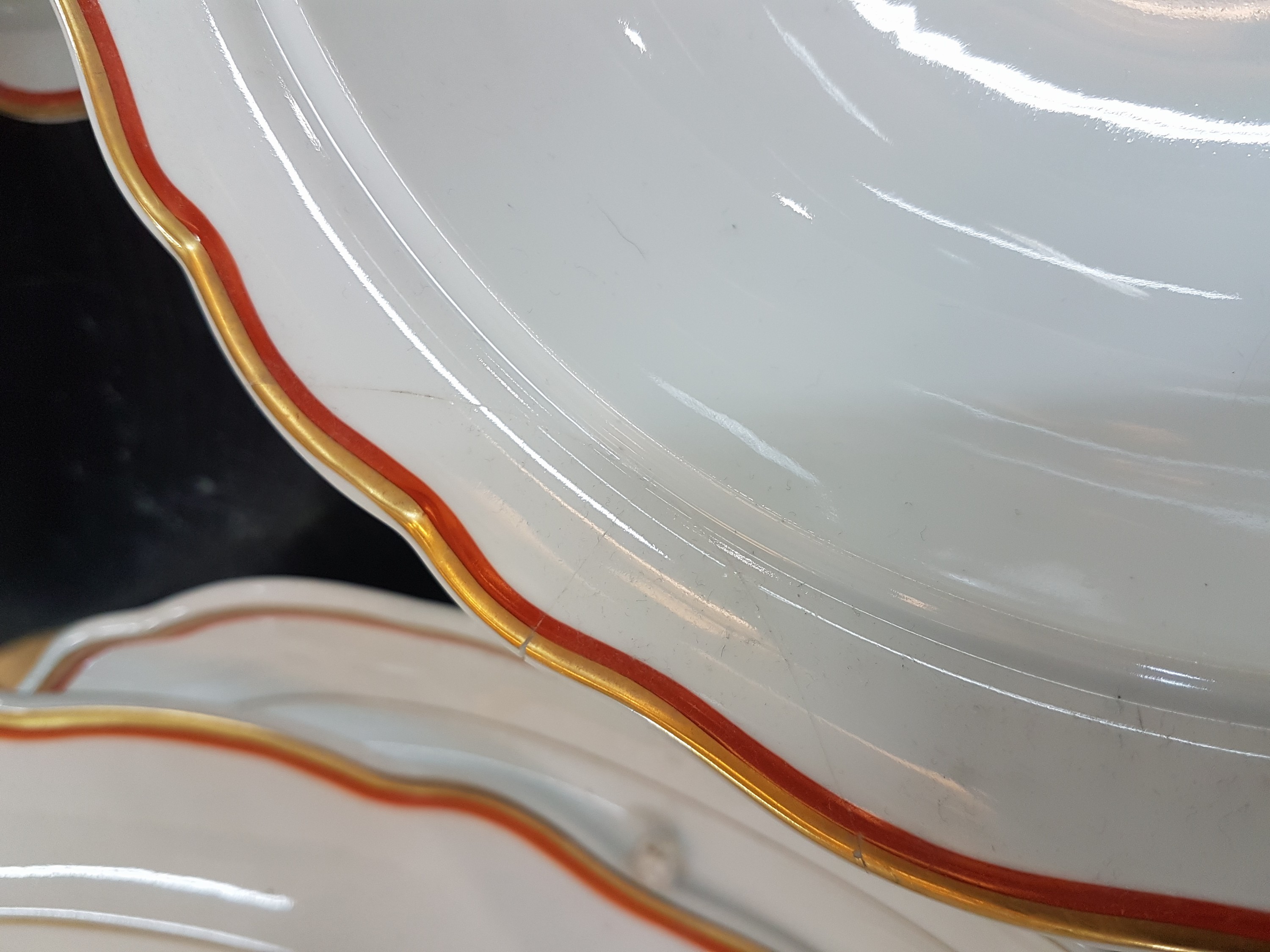 Detail e: Umfangreiches Speiseservice, Meissen, 20. Jh., 2. Wahl, Porzellan, Form Neuer Ausschnitt, korallenroter und goldener Randdekor, für 12 Personen ...