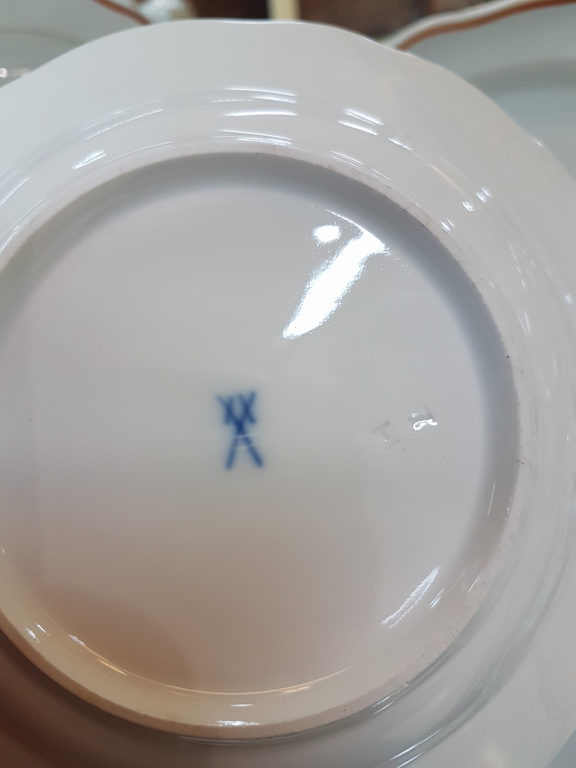 Detail f: Umfangreiches Speiseservice, Meissen, 20. Jh., 2. Wahl, Porzellan, Form Neuer Ausschnitt, korallenroter und goldener Randdekor, für 12 Personen ...