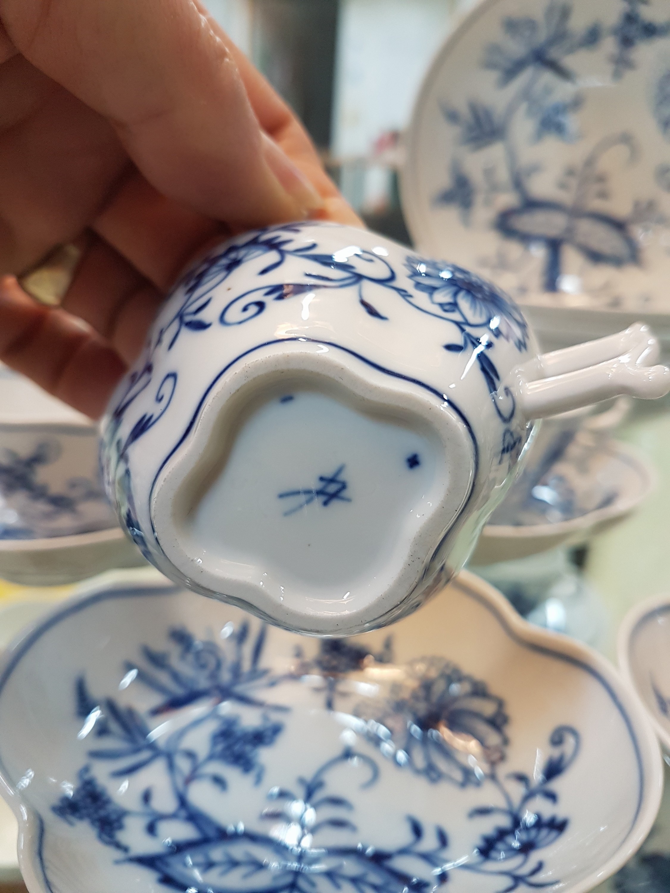 Detail d: 6 Mokkatassen mit Untertassen und 6 Schälchen,1x best., Meissen, 20. Jh., 2. Wahl, Porzellan, Zwiebelmuster, Vierpassform der Tassen, guter Zustand