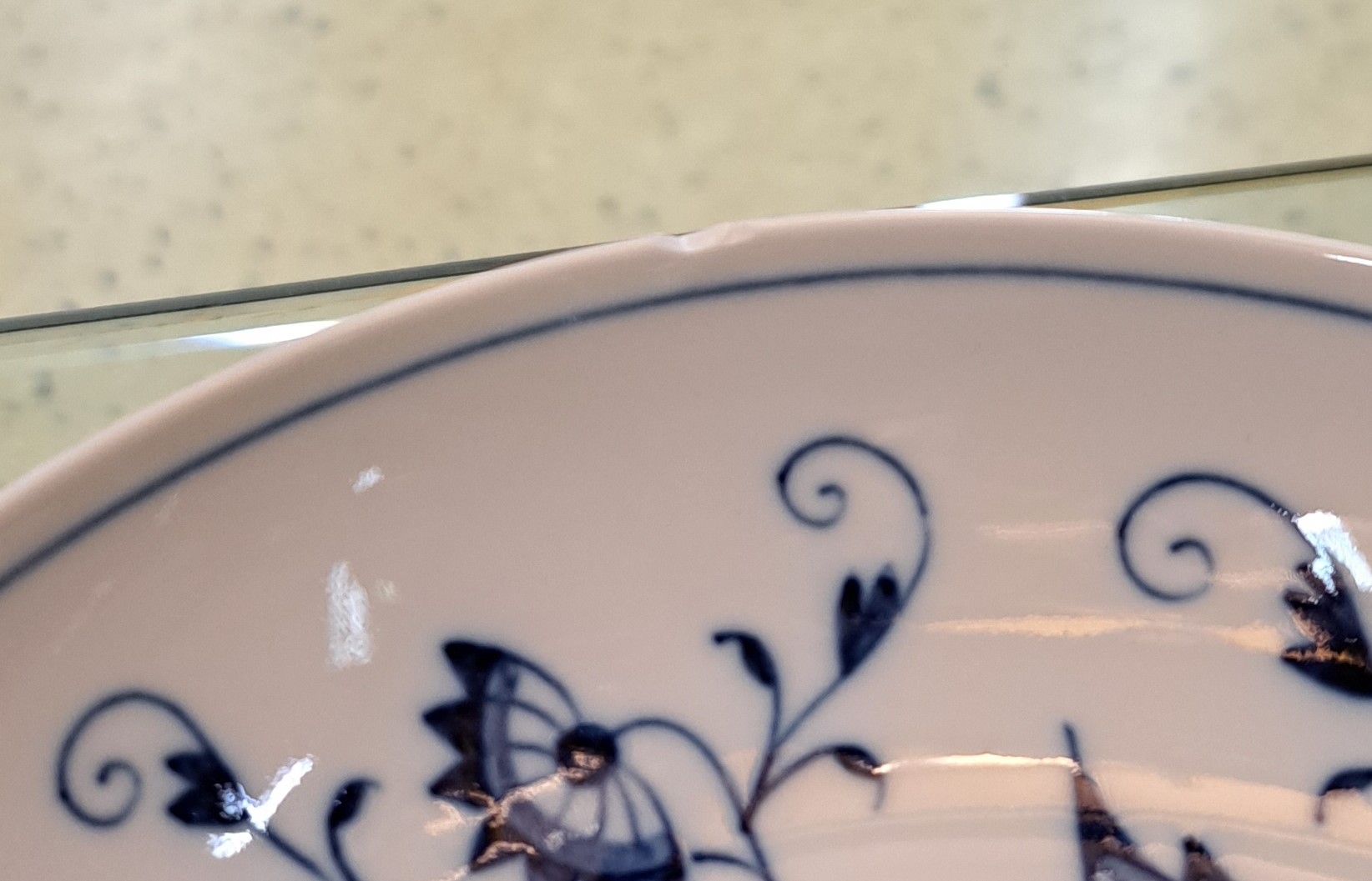 Detail e: 6 Mokkatassen mit Untertassen und 6 Schälchen,1x best., Meissen, 20. Jh., 2. Wahl, Porzellan, Zwiebelmuster, Vierpassform der Tassen, guter Zustand