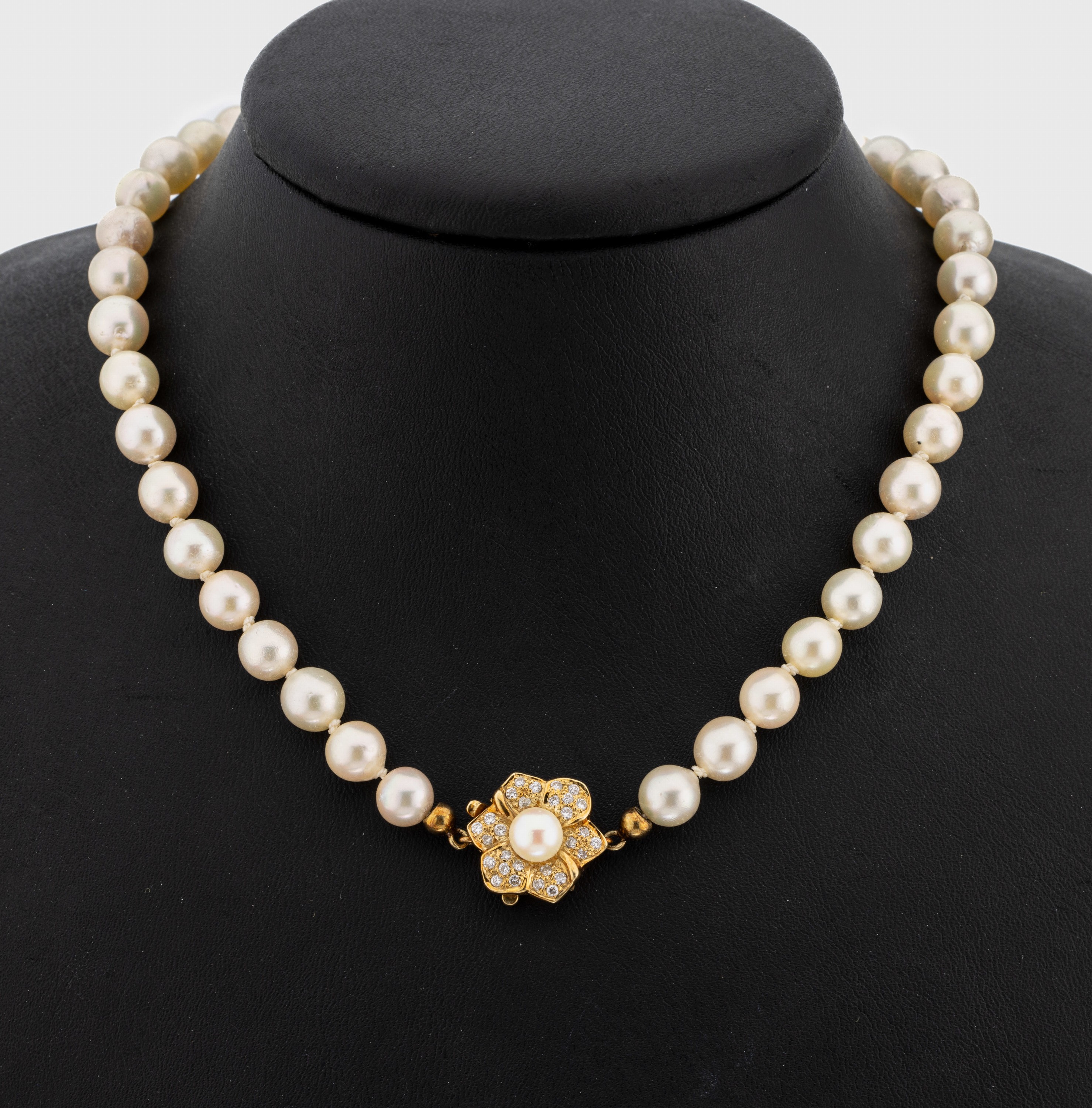 Zuchtperl-Collier mit 14 kt Gold Brillant -Schmuckschließe, GG 585/000, 111 Akoyazuchtperlen, D. ca. 7.5 mm, blütenförmigeKastenschloss mit ...