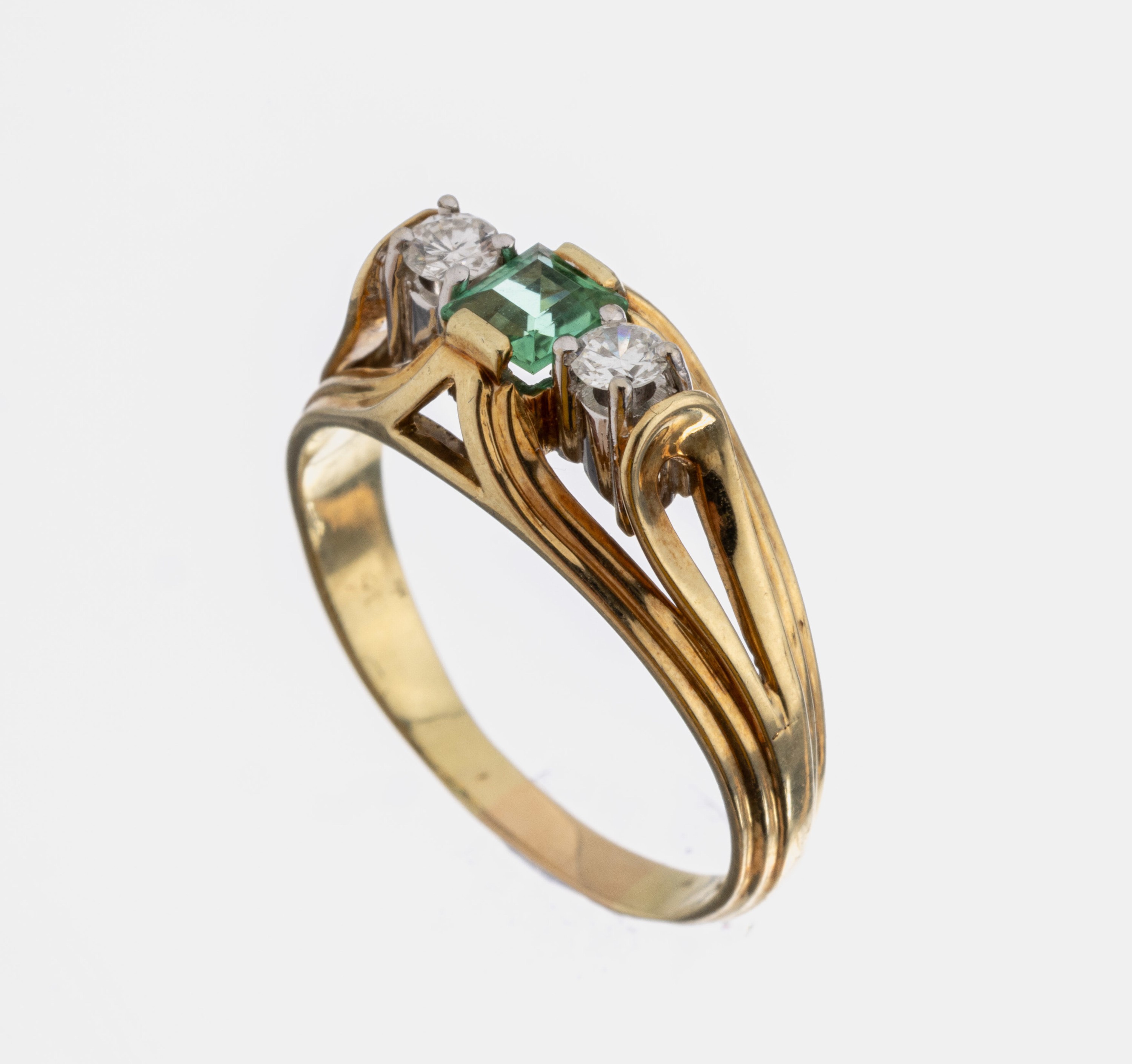 14 kt Gold Brillant-Turmalin-Ring, GG/WG 585/000, 2 in WG gefasste Brillanten zus. ca. 0.20 ct Weiß/si, mittig Turmalin im Treppenschliff ca. 0.20 ...