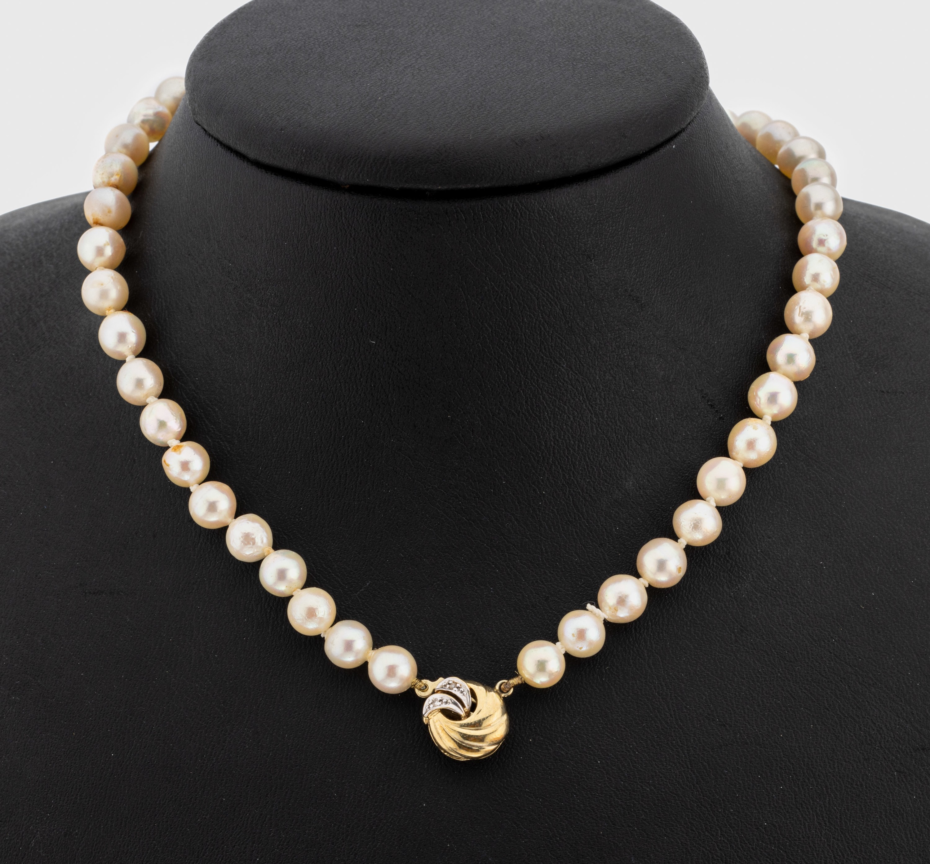 Zuchtperl-Collier mit 14 kt Gold Diamant- Schließe, GG 585/000, Akoyazuchtperlen, D. ca. 6.5 mm, Steckschließe mit 4 kl. 8/8- Diamanten, L. ca. 80 ...
