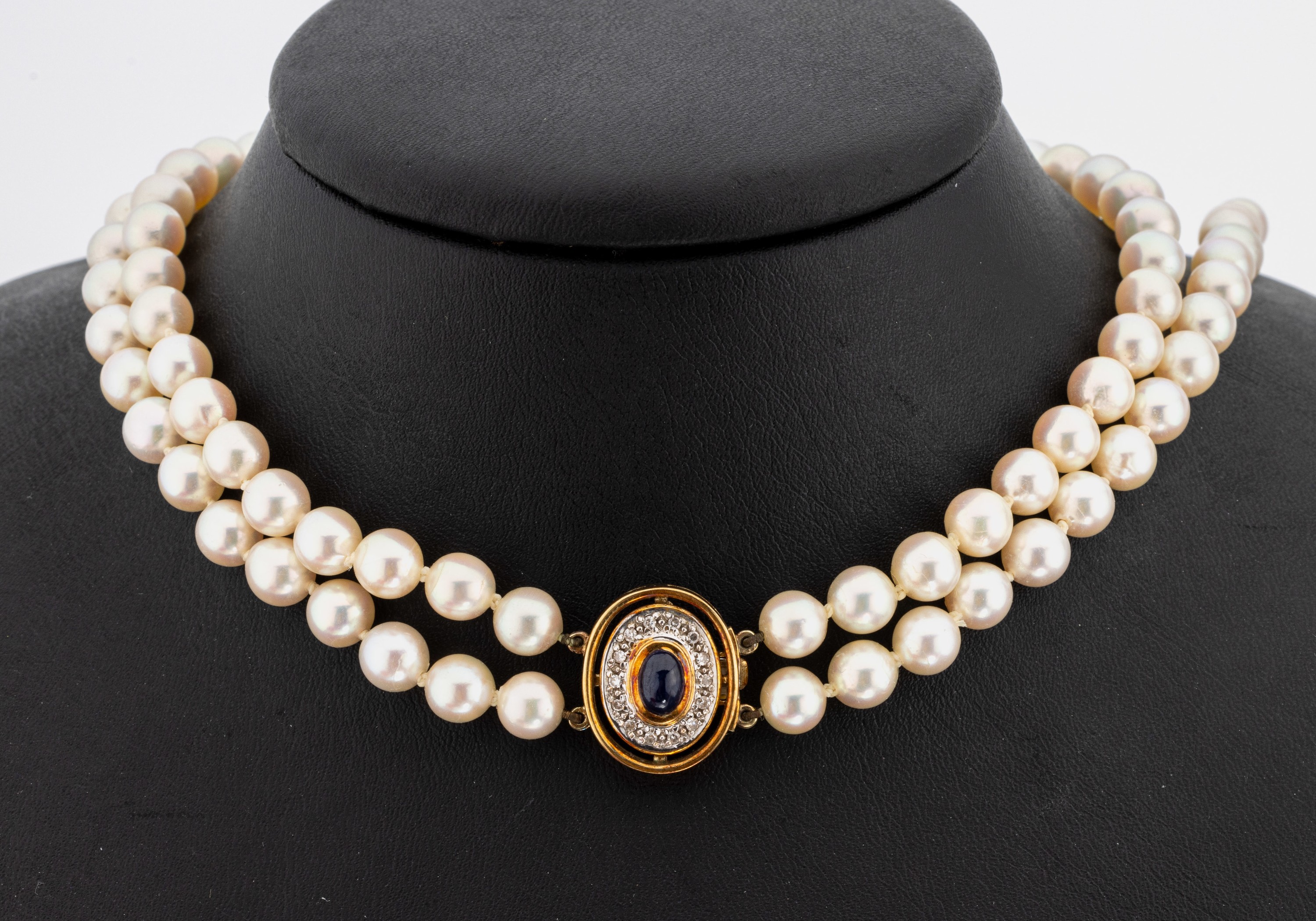 Zuchtperl-Collier mit 14 kt Gold Saphir- Diamant-Schmuckschließe, GG 585/000, 2-rhg.Akoyazuchtperlen, D. ca. 6.5 mm, ovales Kastenschloss als ...