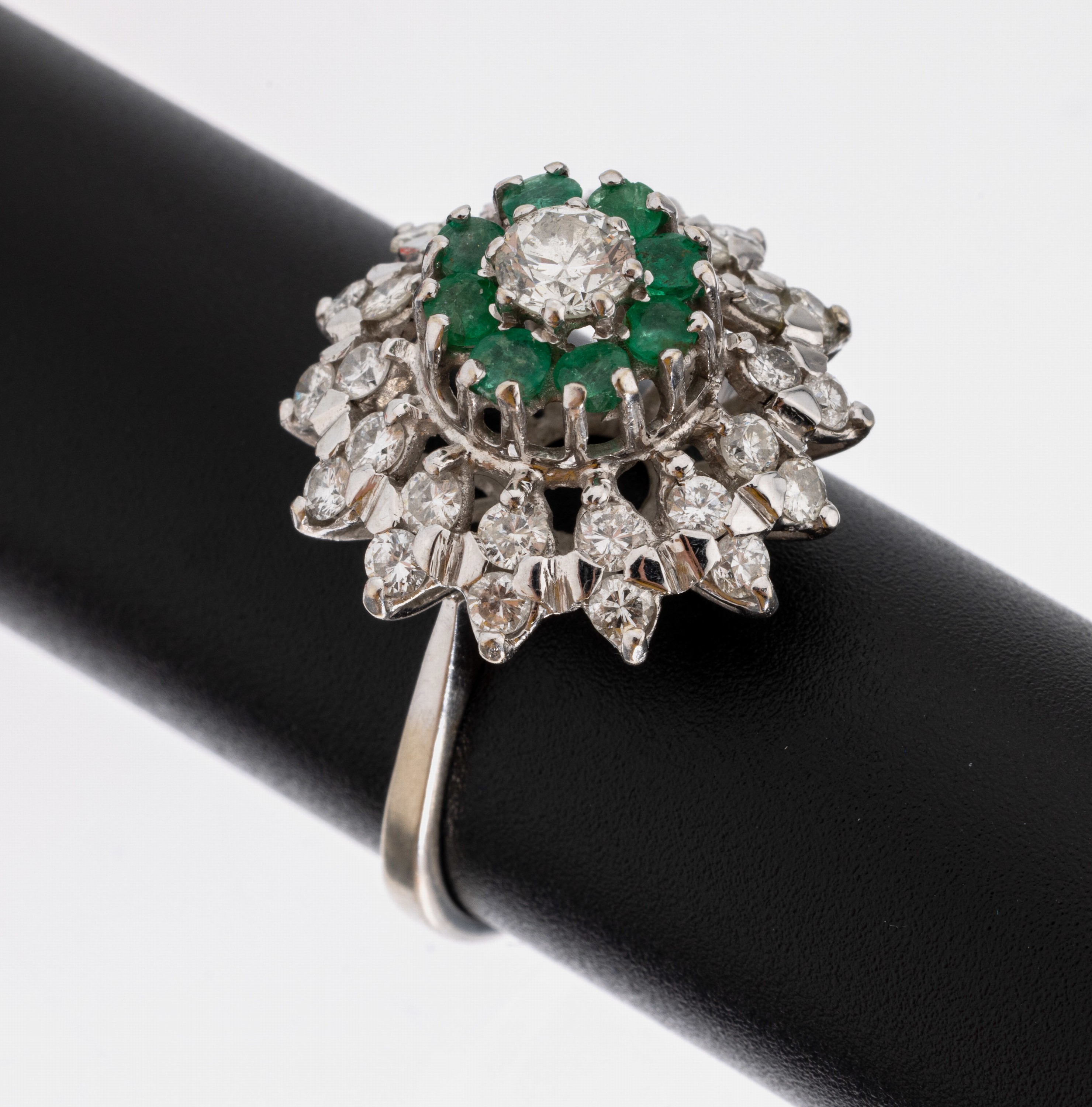 18 kt Gold Brillant-Smaragd-Ring, WG 750/000, Ringkopf in mehreren Ebenen aufgebaut, 29 Brillanten zus. ca. 1.20 ct Weiß-get.Weiß/si-p, 8 ...