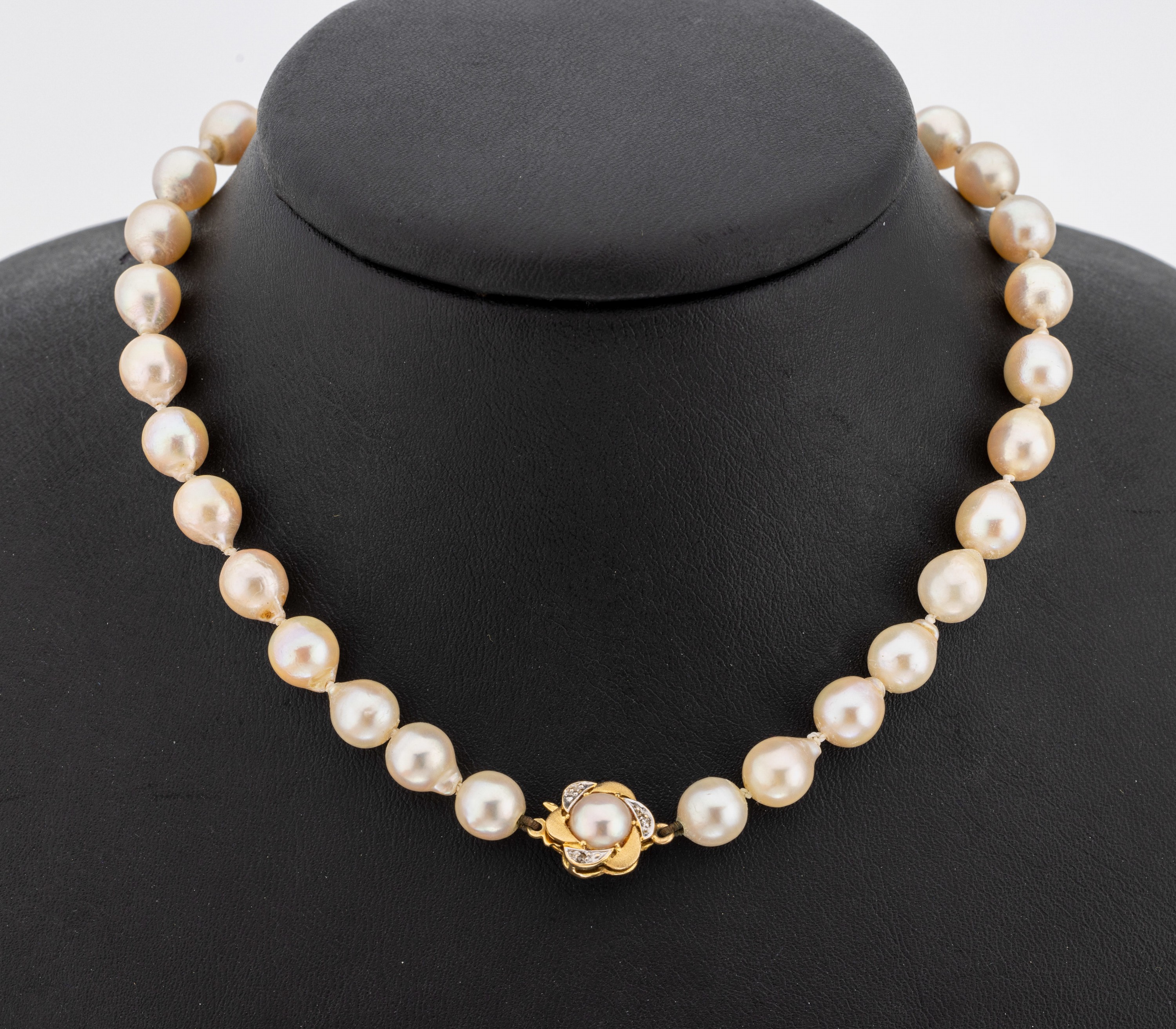 Zuchtperl-Collier mit 18 kt Gold Diamant- Schließe, GG 750/000, unrunde Akoyazuchtperlen, D. ca. 7.5 mm, L. ca. 46 cm,Steckschließe mit Halbperlen ...