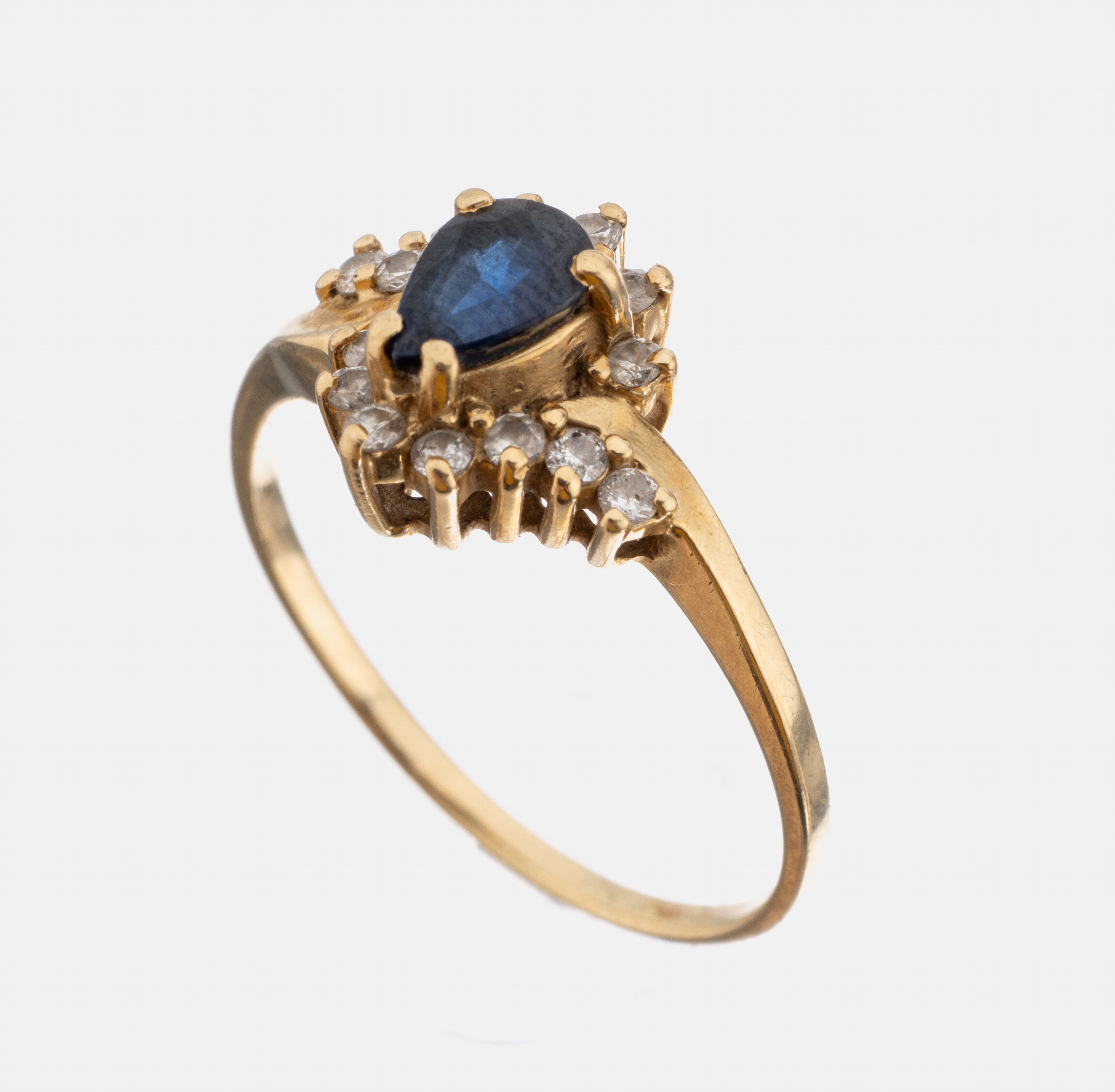 14 kt Gold Saphir-Brillant-Ring, GG 585/000, mittig erhaben gefasster facett. Saphir-Tropfen ca. 0.10 ct, 14 Brillanten zus.ca. 0.14 ct Weiß/si-p, ...