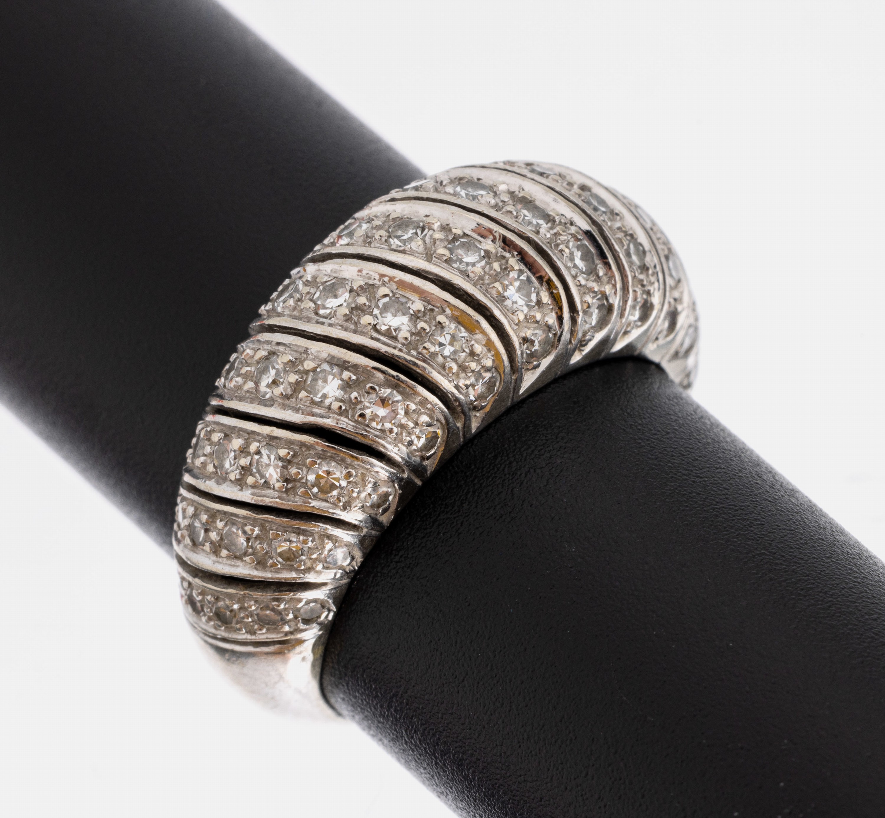 18 kt Gold Diamant-Ring, WG 750/000, 66 8/8-Diamanten zus. ca. 0.65 ct Weiß/si, RW 58,ca. 7.6 g, mit Etui