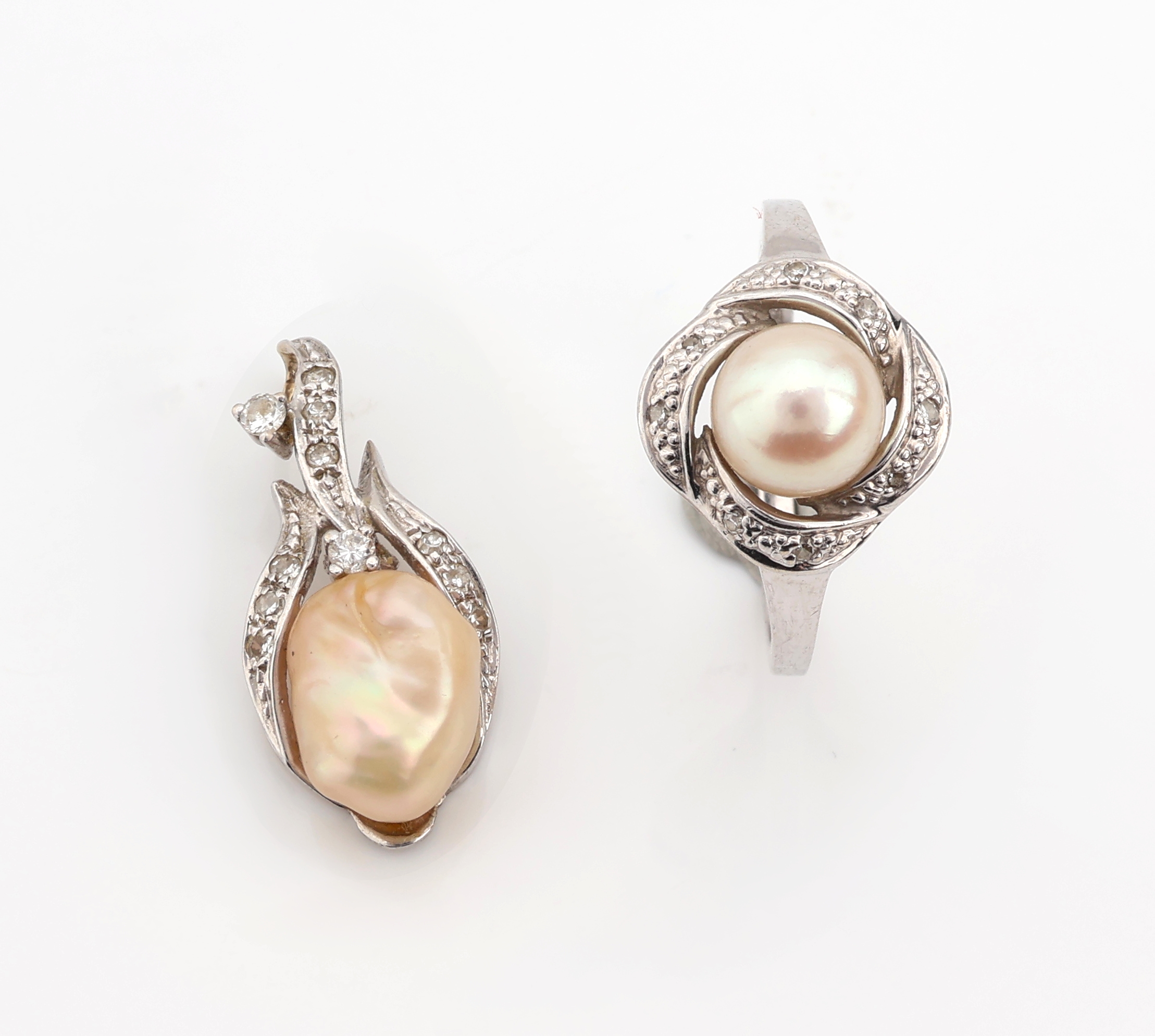 14 kt Gold Diamant-Perl-Konvolut, WG 585/000, best. aus: 1 Ring, RW 52, mittig Zuchtperle, D. ca. 6.6 mm, 8 8/8-Diamanten zus. ca. 0.06 ct (grav.) ...
