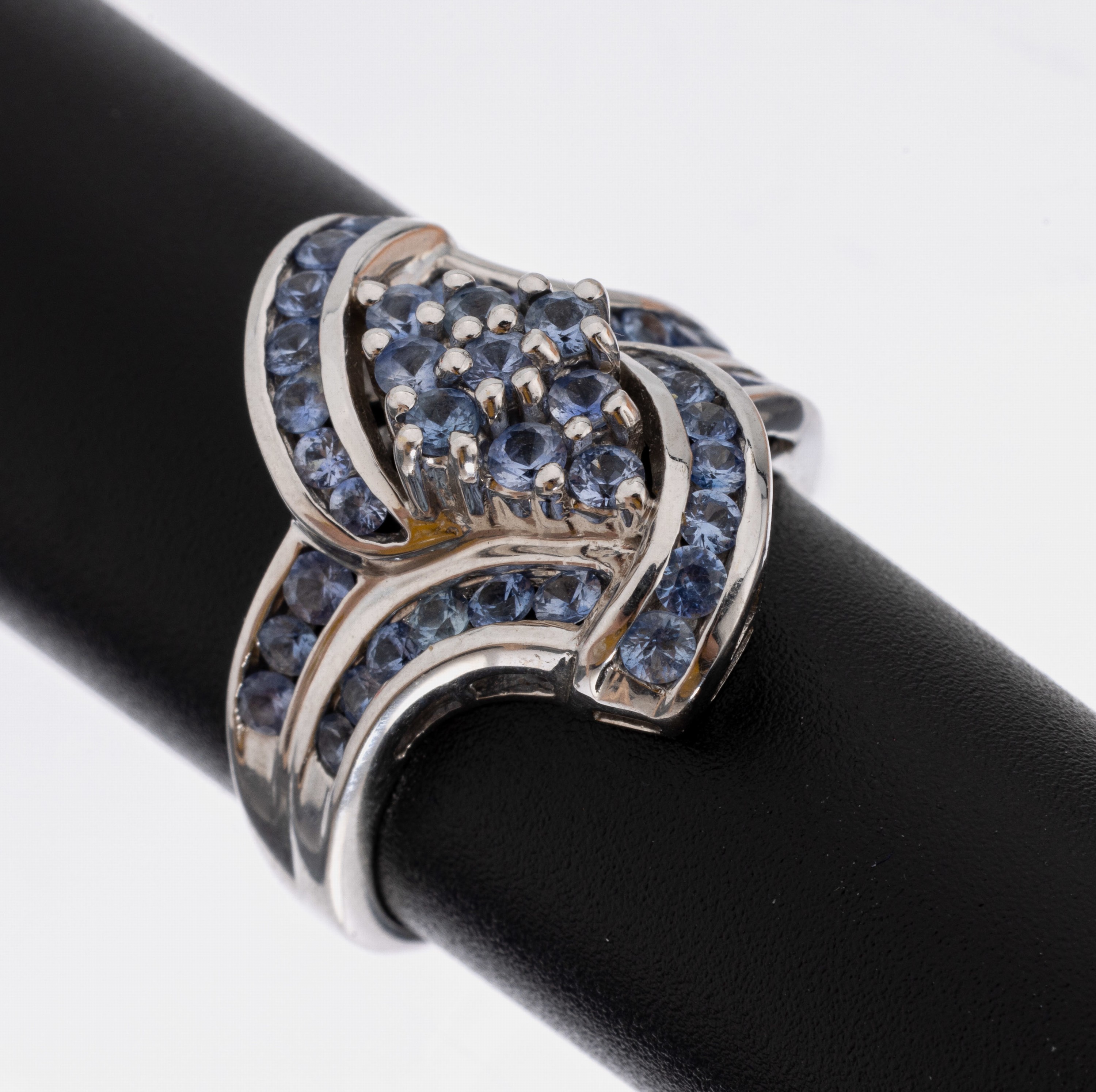 14 kt Gold Tansanit-Ring, WG 585/000, geschwungene Ringkopf, Aufbau in mehreren Ebenen, 41 rundfacett. Tansanite zus. ca. 2.0 ct, RW 53, ca. 5.2 g