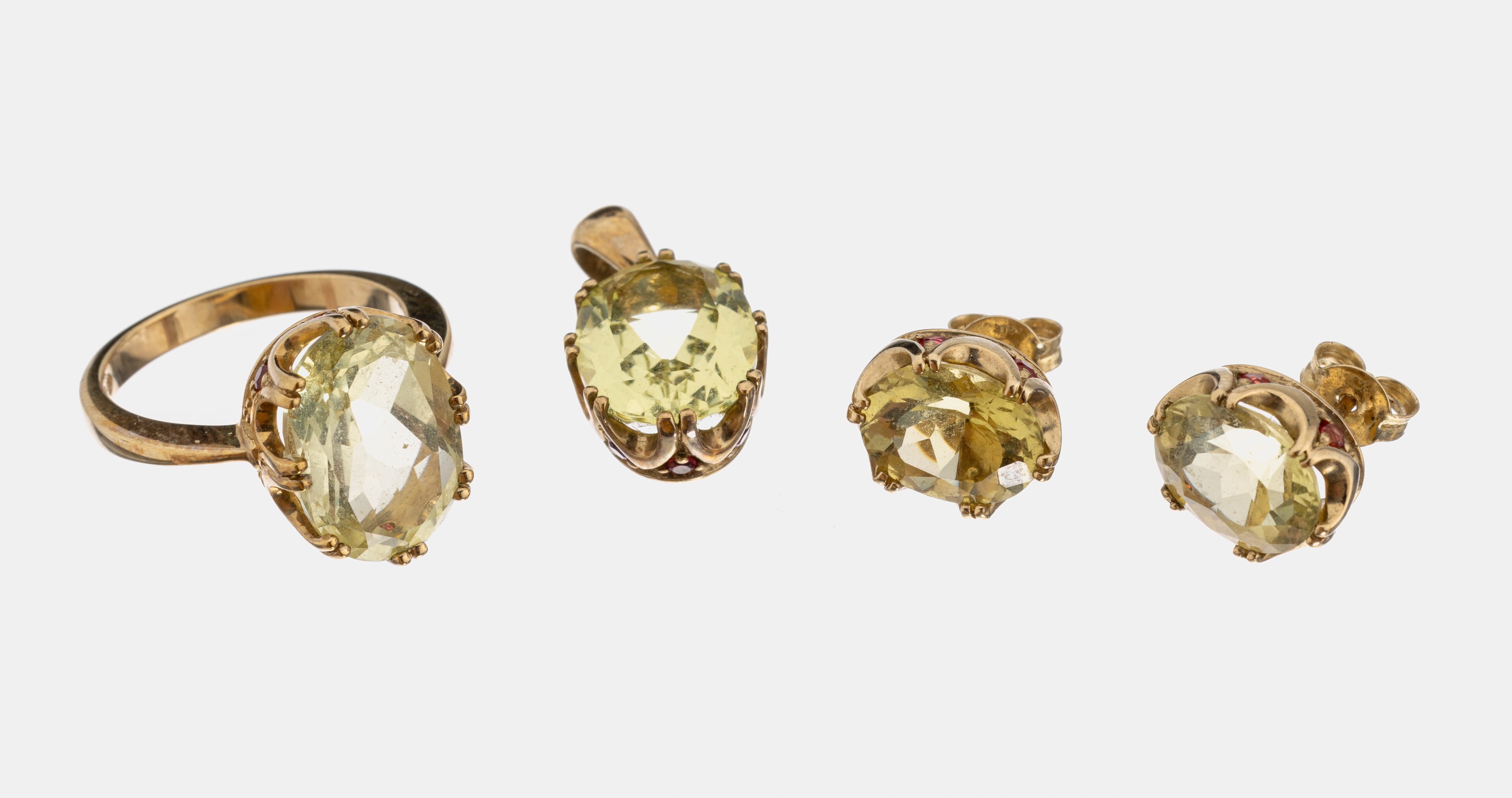 9 kt Gold Farbstein-Schmuckset, GG 375/000,best. aus: 1 Ring, RW 53, 1 Anhänger und 1 Paar Ohrstecker, jeweils mit ovalfacett. Lemoncitrinen und ...