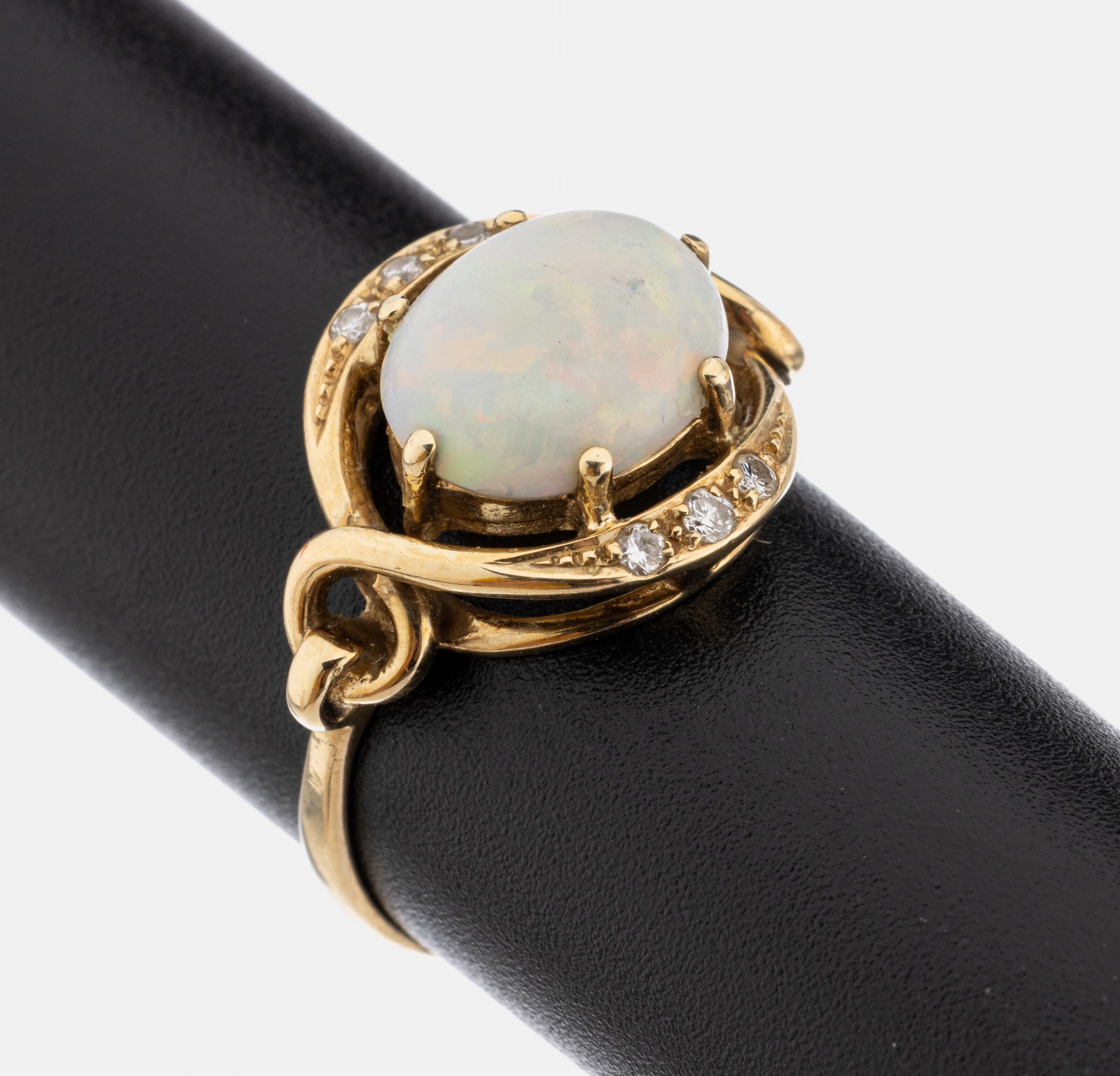 14 kt Gold Opal-Brillant-Ring, GG 585/000, ovaler Opal-Cabochon, 6 kl. Brillanten, RW 52,ca. 2.9 g