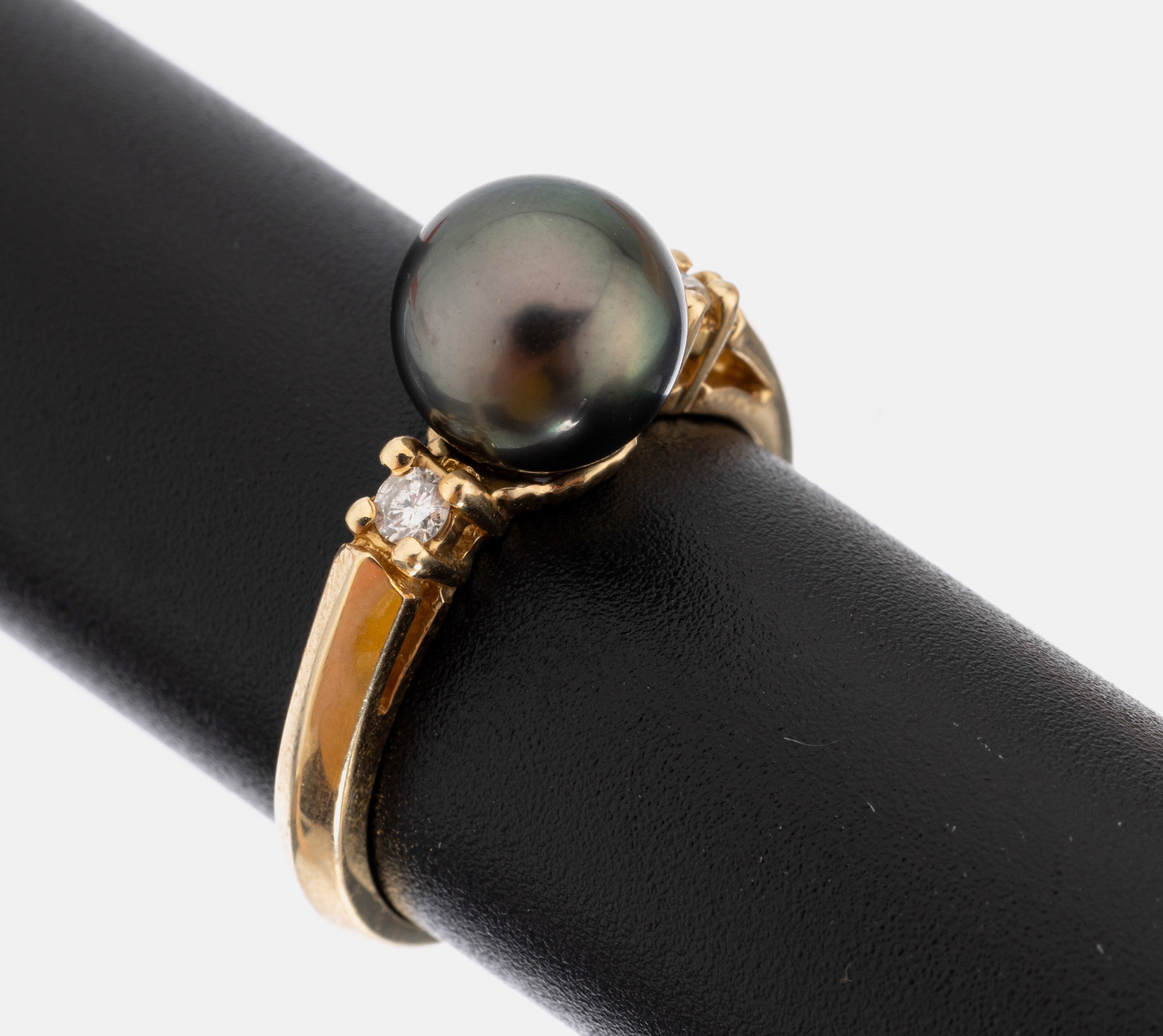 14 kt Gold Perl-Brillant-Ring, GG 585/000, mittig Akoyazuchtperle, D. ca. 3.6 mm, 2 Brillanten zus. ca. 0.10 ct Weiß/si, RW 53, ca. 3.9 g