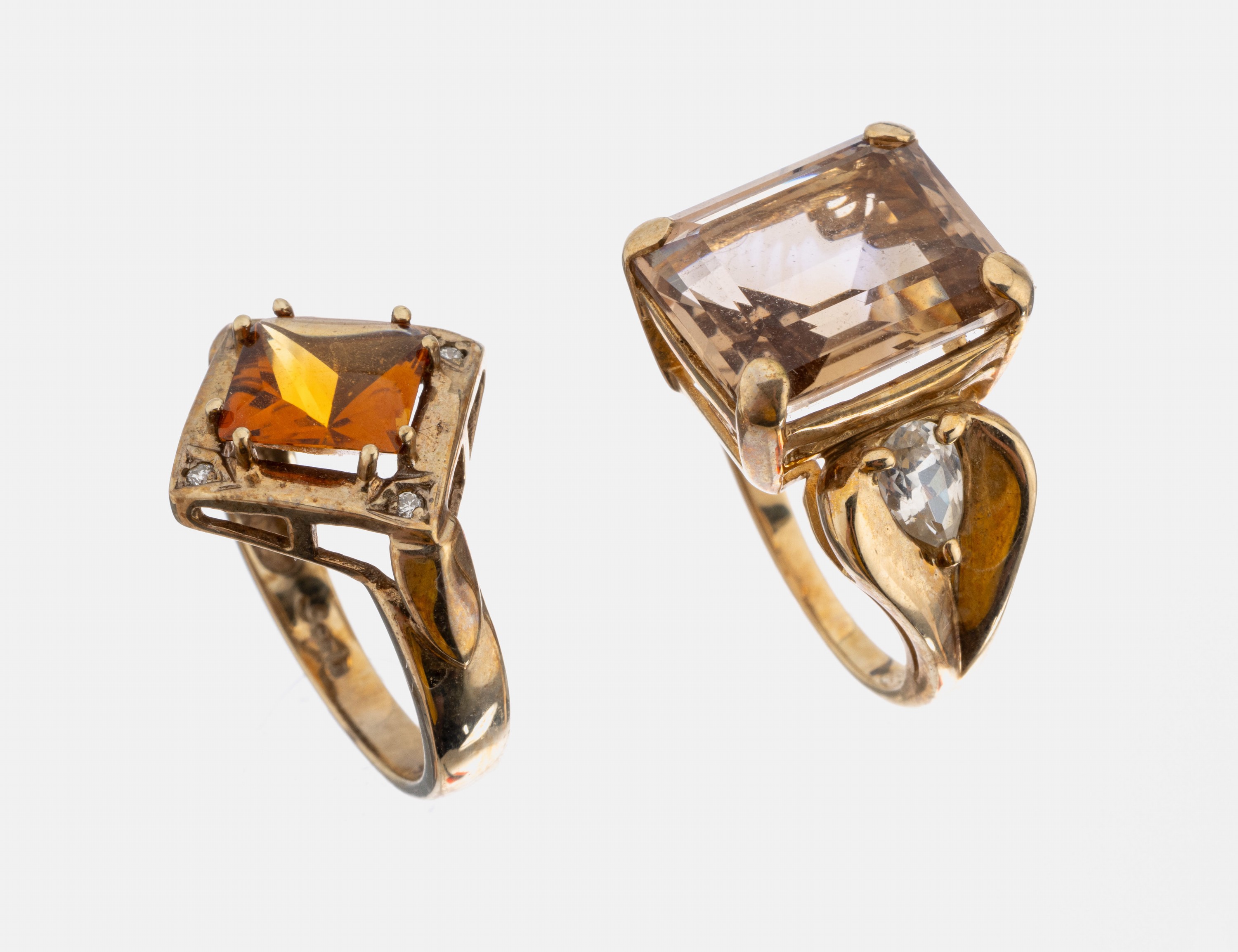 Konvolut 2 9 kt Gold Farbstein-Ringe, GG 375/000, 1 x RW 53, mit Rauchquarz im Treppenschliff, 1 x RW 54, mit facett. Citrin,ca. 11.2 g