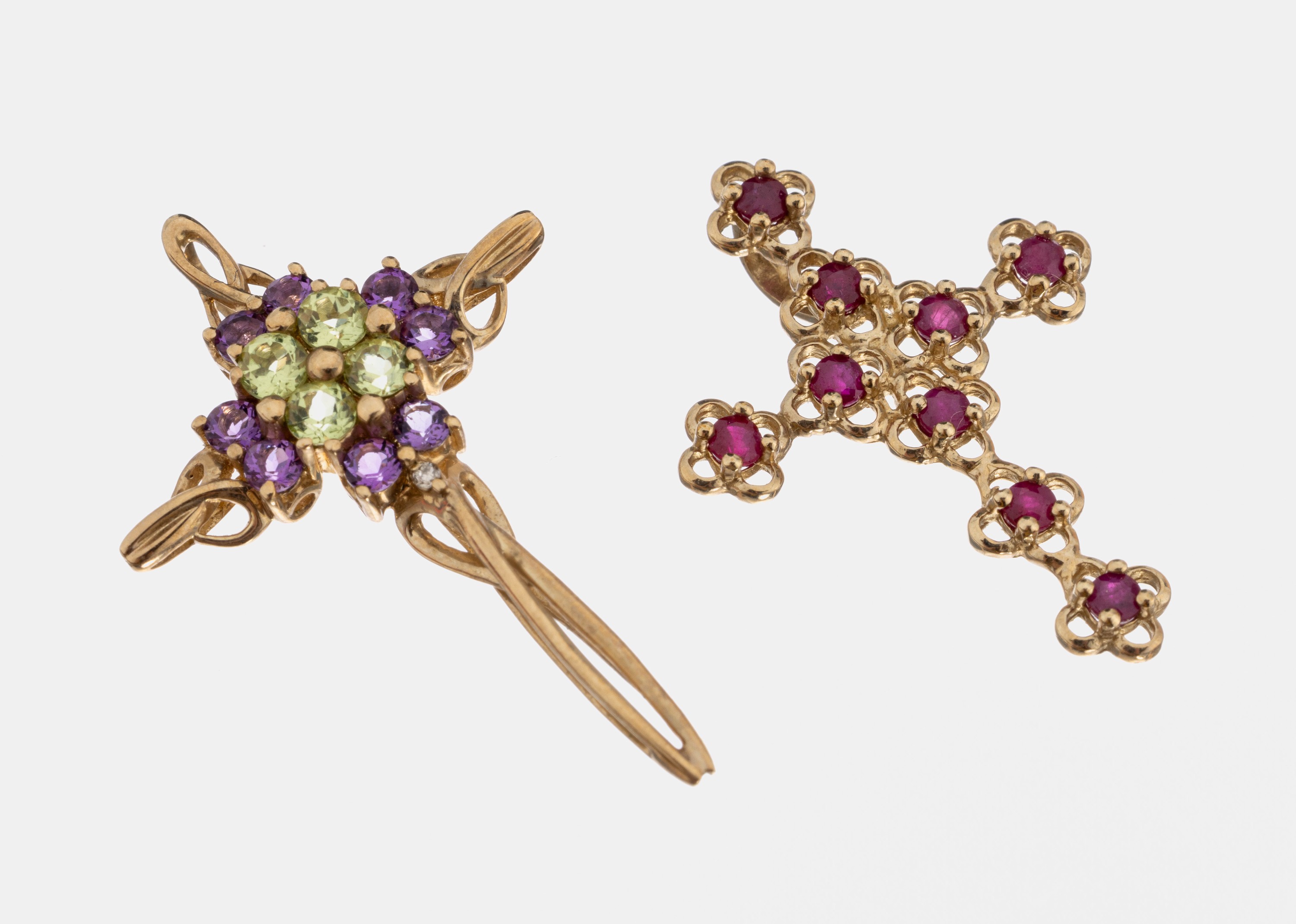 Konvolut 2 Farbstein-Kreuzhänger, GG 375/000, 1 x mit kl. rundfacett. Rubinen, ca. 3 x 2.2 cm, 1 x mit rundfacett. Amethysten, kl. rundfacett. ...