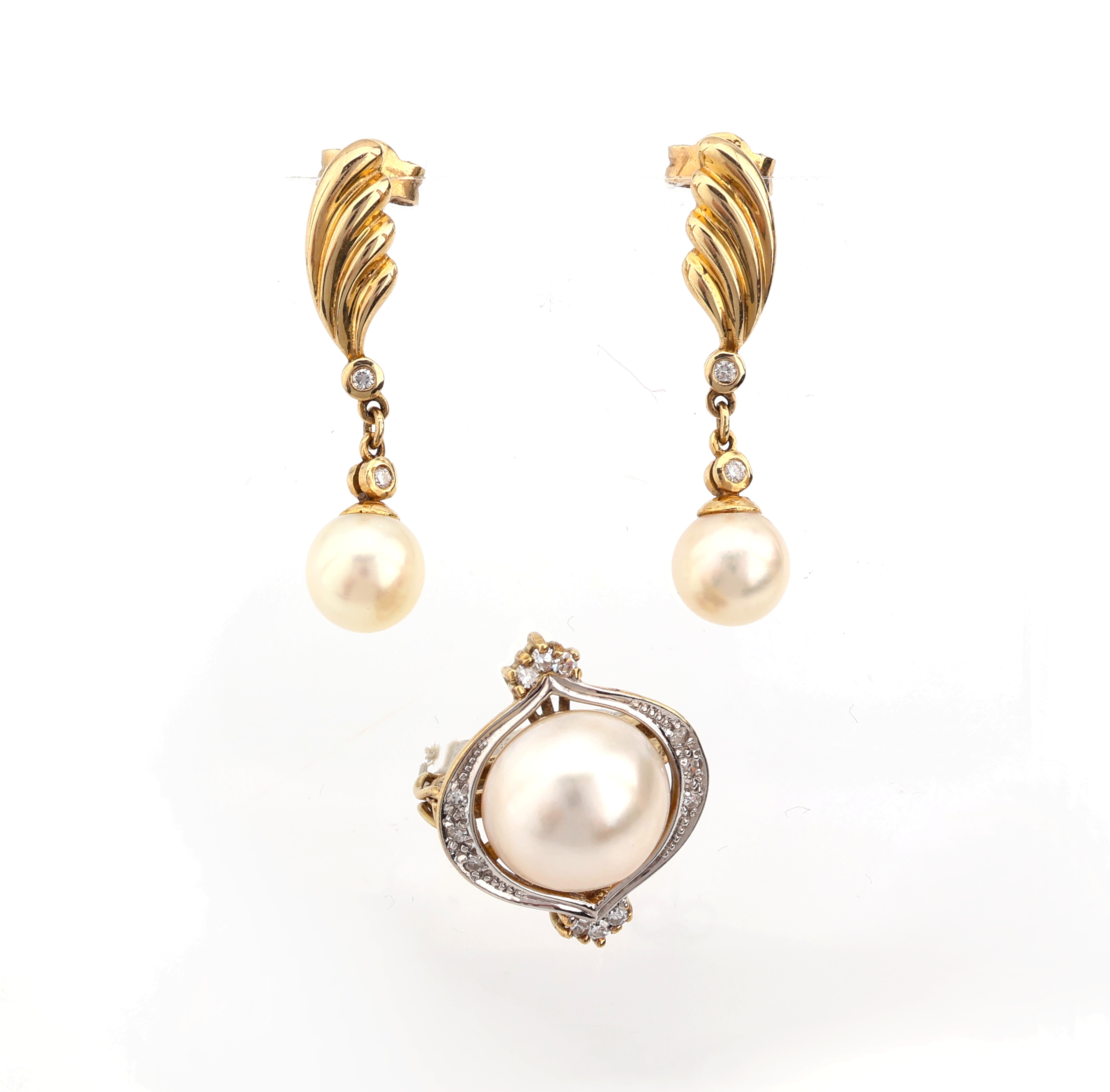 Konvolut 14 kt Gold Perl-Schmuck, GG 585/000, best. aus: 1 Paar Ohrstecker, länglich bewegl., L. ca. 3 cm, Akoyazuchtperlen, D. ca. 7.5 mm, 4 kl. ...