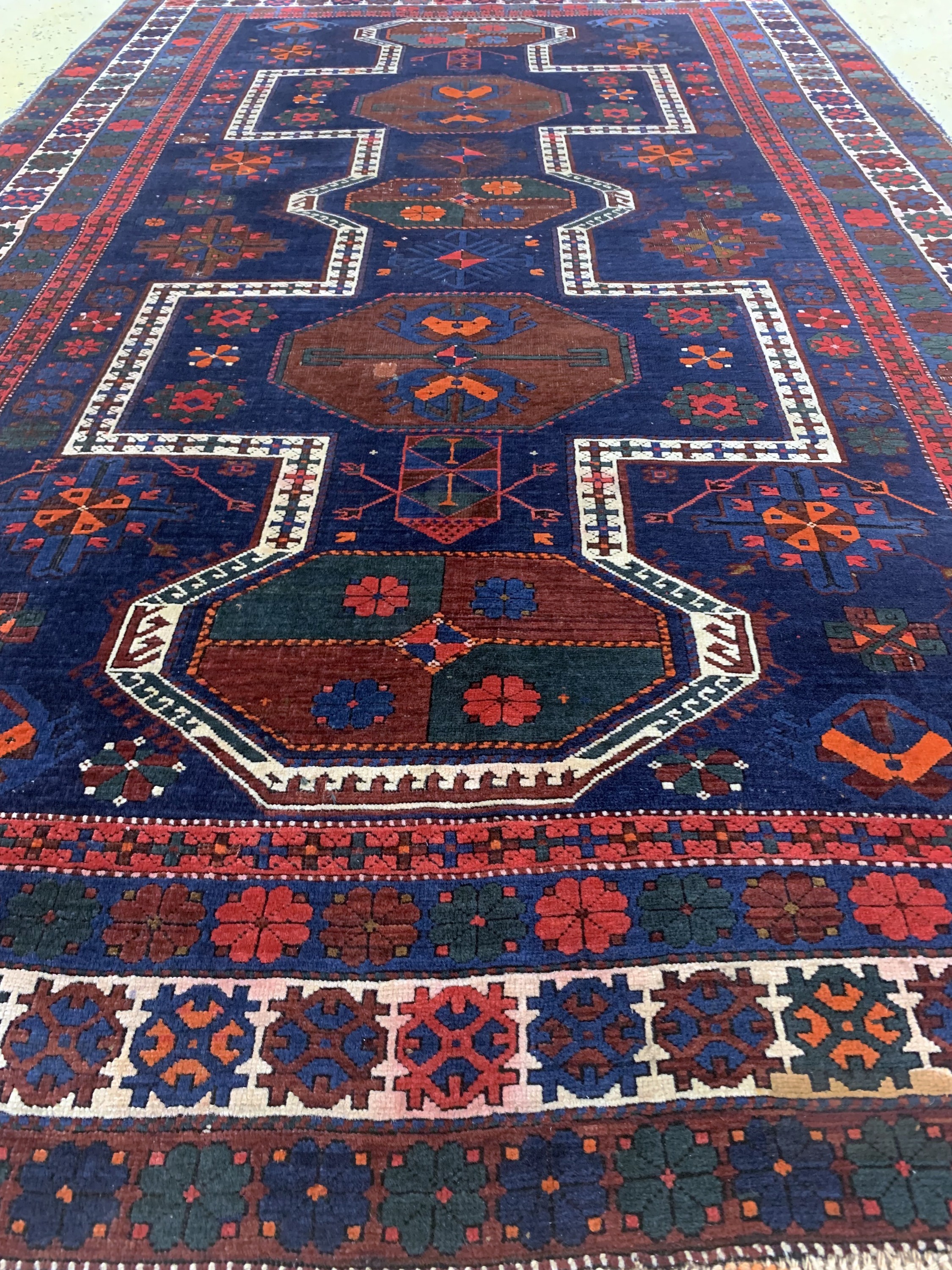 Detail d: Antiker Schirwan, Kaukasus, um 1900, Wolle auf Wolle, ca. 235 x 150 cm, EHZ: 3