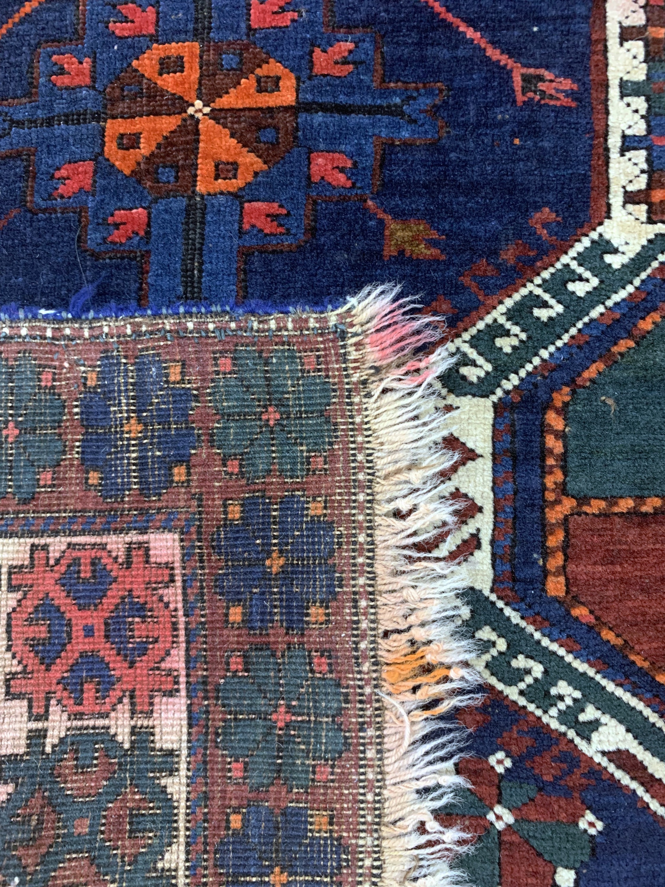 Detail e: Antiker Schirwan, Kaukasus, um 1900, Wolle auf Wolle, ca. 235 x 150 cm, EHZ: 3
