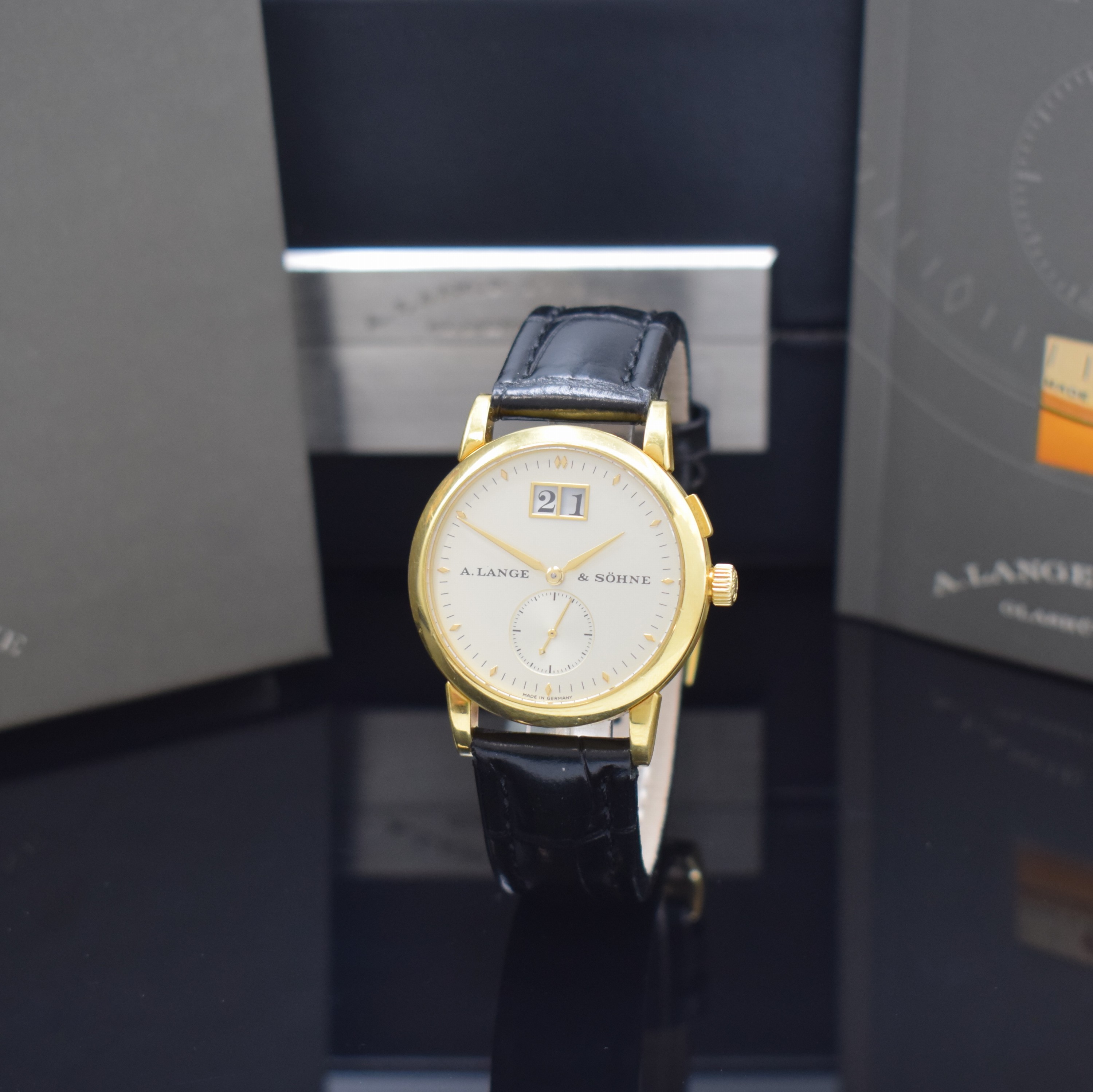 A. LANGE & SÖHNE Armbanduhr Saxonia in GG 750/000 Referenz 105.021, Handaufzug, beids. vergl. Geh. inkl. Lederband m. orig. GG 750/000 Dornschl., ...