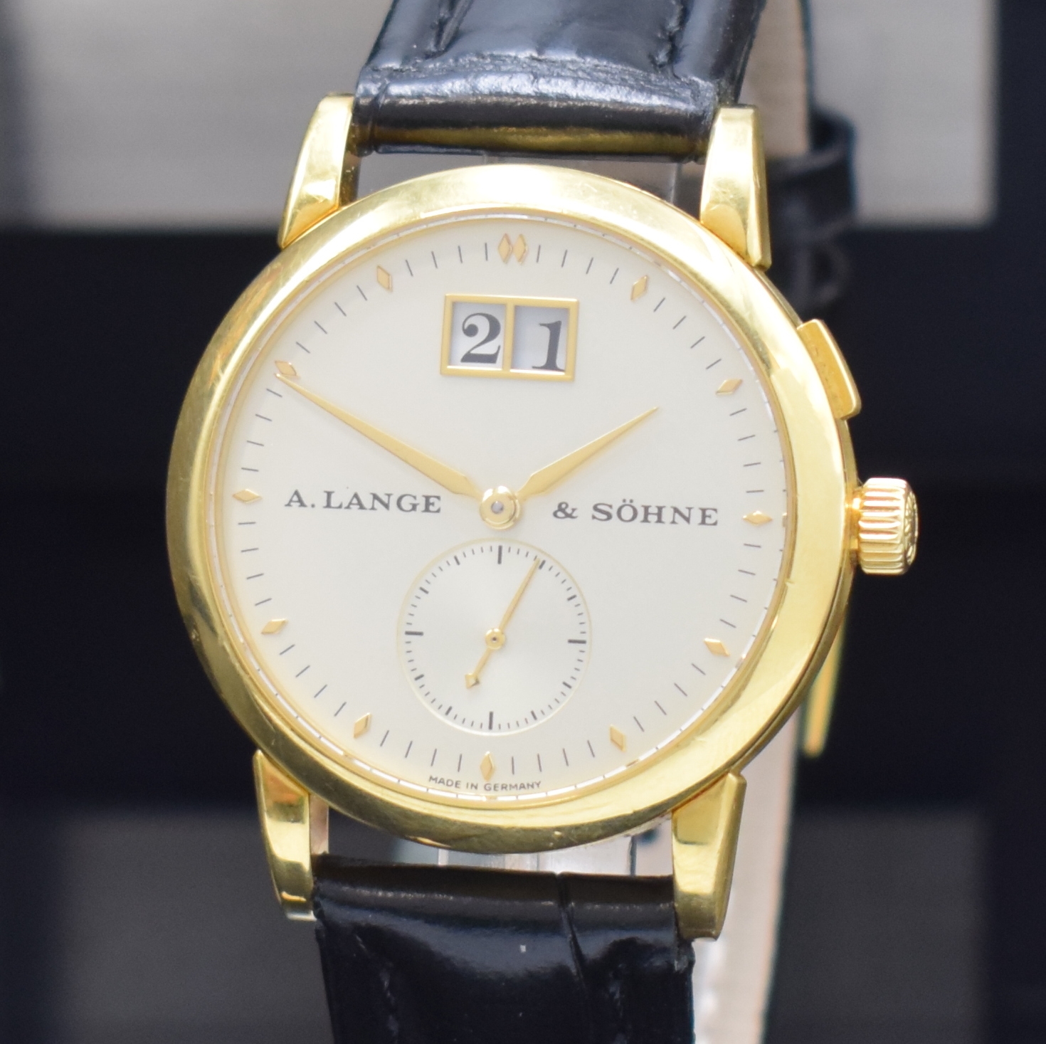Detail a: A. LANGE & SÖHNE Armbanduhr Saxonia in GG 750/000 Referenz 105.021, Handaufzug, beids. vergl. Geh. inkl. Lederband m. orig. GG 750/000 Dornschl., ...