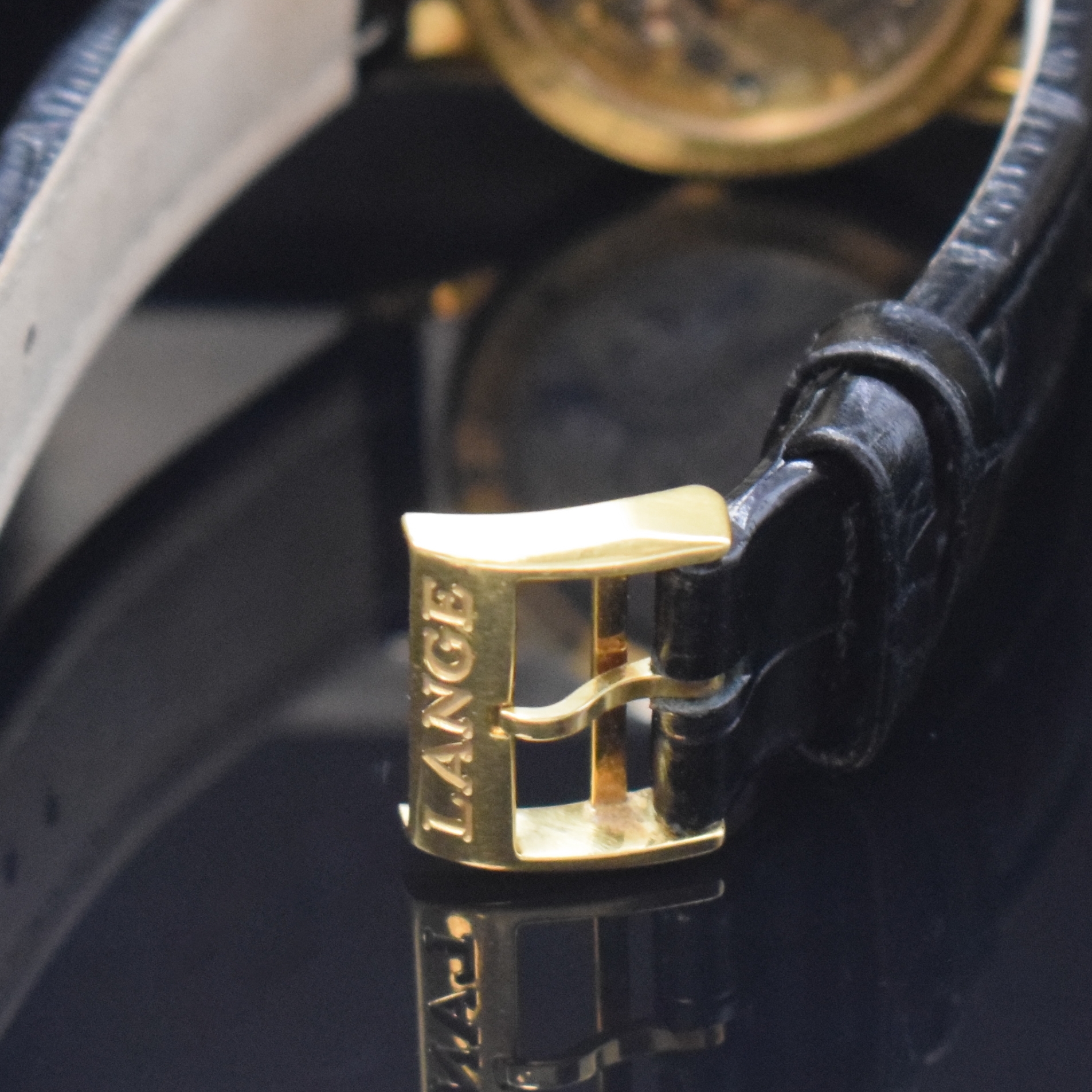 Detail b: A. LANGE & SÖHNE Armbanduhr Saxonia in GG 750/000 Referenz 105.021, Handaufzug, beids. vergl. Geh. inkl. Lederband m. orig. GG 750/000 Dornschl., ...