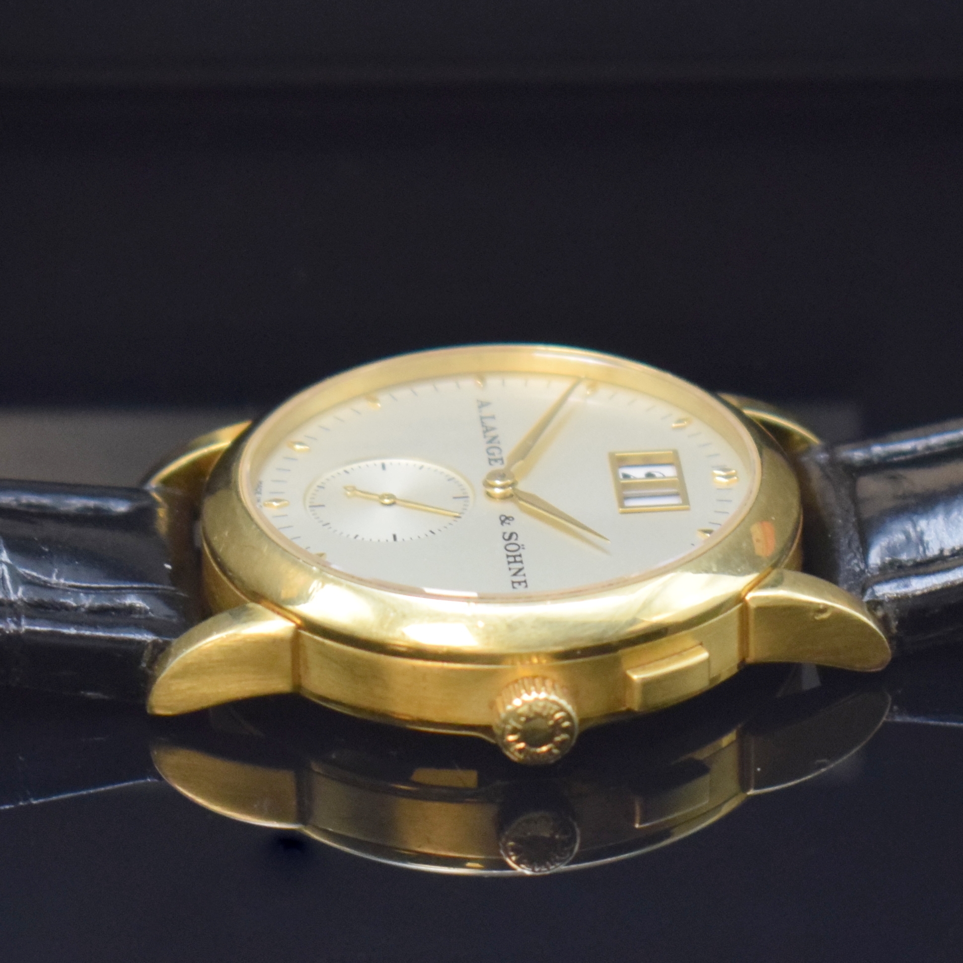Detail d: A. LANGE & SÖHNE Armbanduhr Saxonia in GG 750/000 Referenz 105.021, Handaufzug, beids. vergl. Geh. inkl. Lederband m. orig. GG 750/000 Dornschl., ...