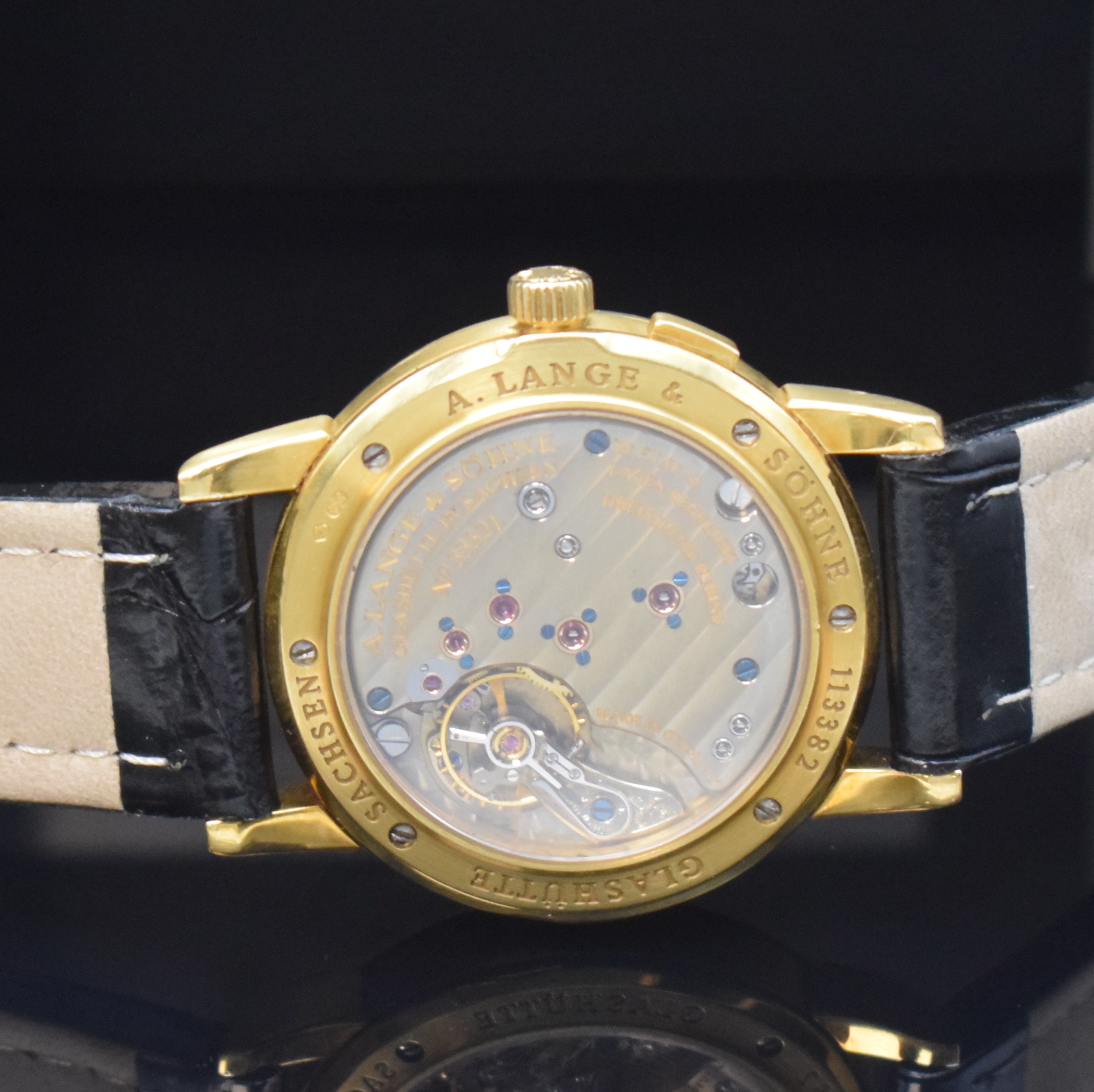 Detail e: A. LANGE & SÖHNE Armbanduhr Saxonia in GG 750/000 Referenz 105.021, Handaufzug, beids. vergl. Geh. inkl. Lederband m. orig. GG 750/000 Dornschl., ...