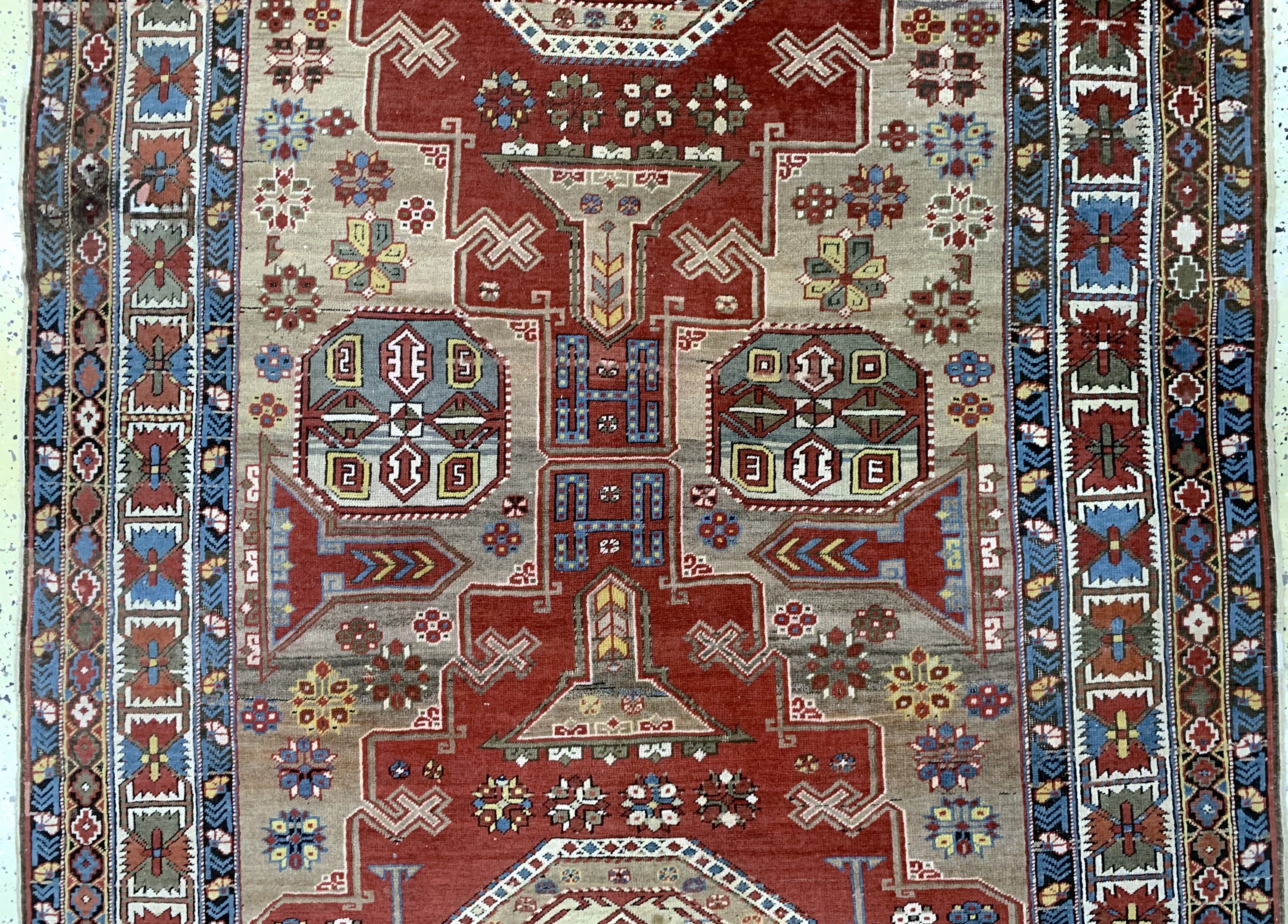 Detail b: Antiker Schirwan, Kaukasus, um 1900, Wolle auf Wolle, ca. 340 x 160 cm, EHZ: 3, (alte Restaurierungen)