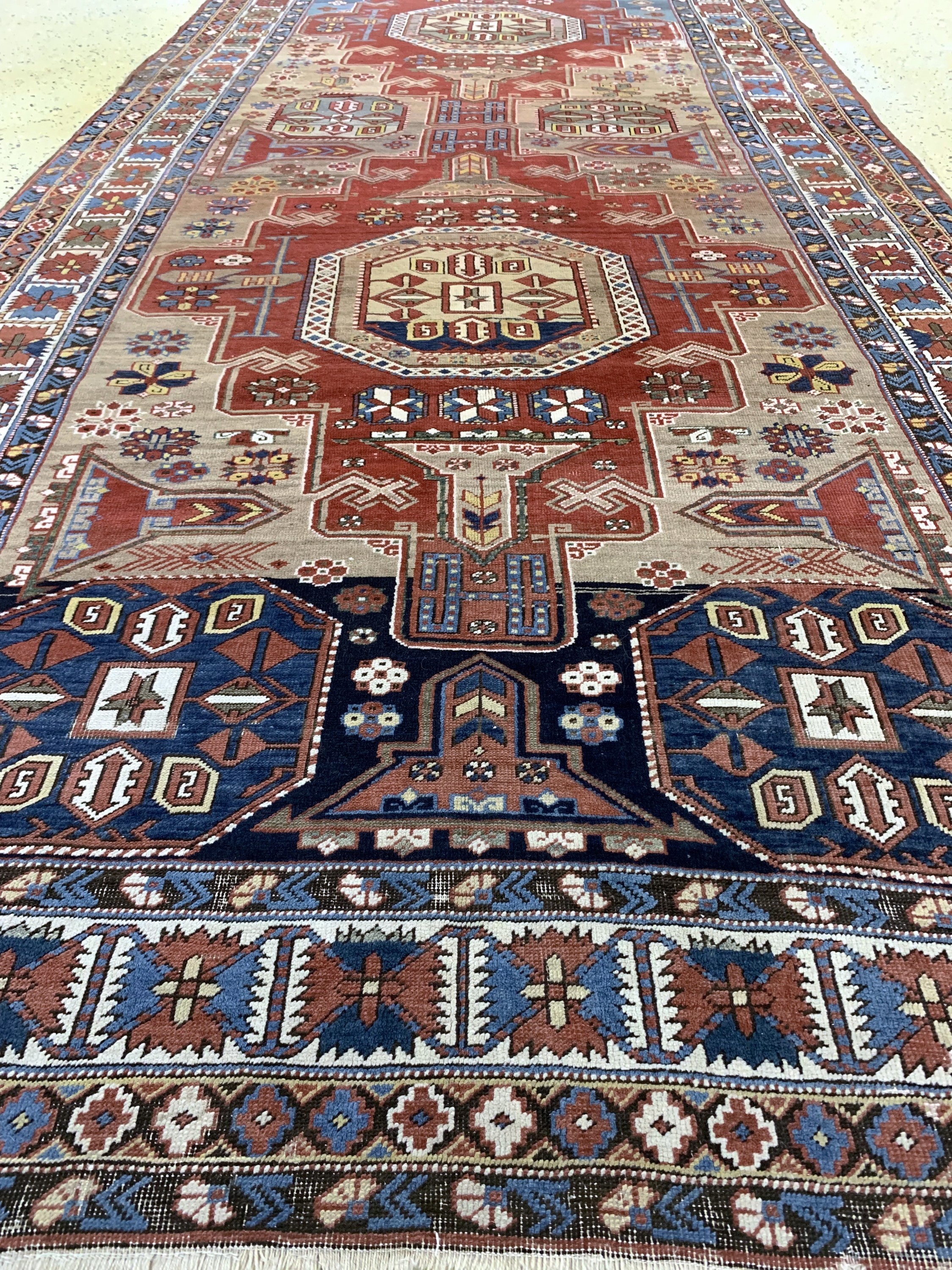 Detail d: Antiker Schirwan, Kaukasus, um 1900, Wolle auf Wolle, ca. 340 x 160 cm, EHZ: 3, (alte Restaurierungen)