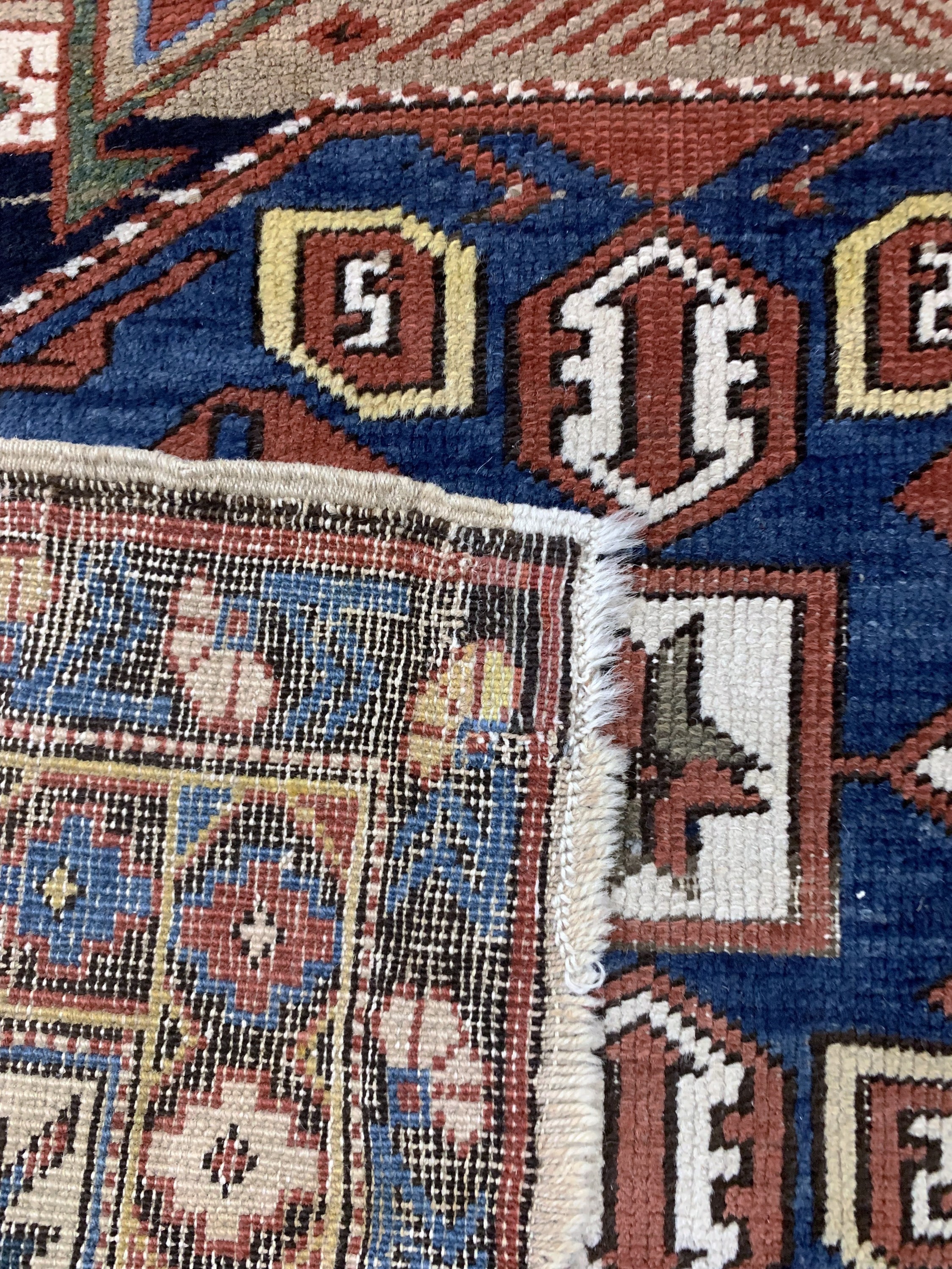Detail e: Antiker Schirwan, Kaukasus, um 1900, Wolle auf Wolle, ca. 340 x 160 cm, EHZ: 3, (alte Restaurierungen)