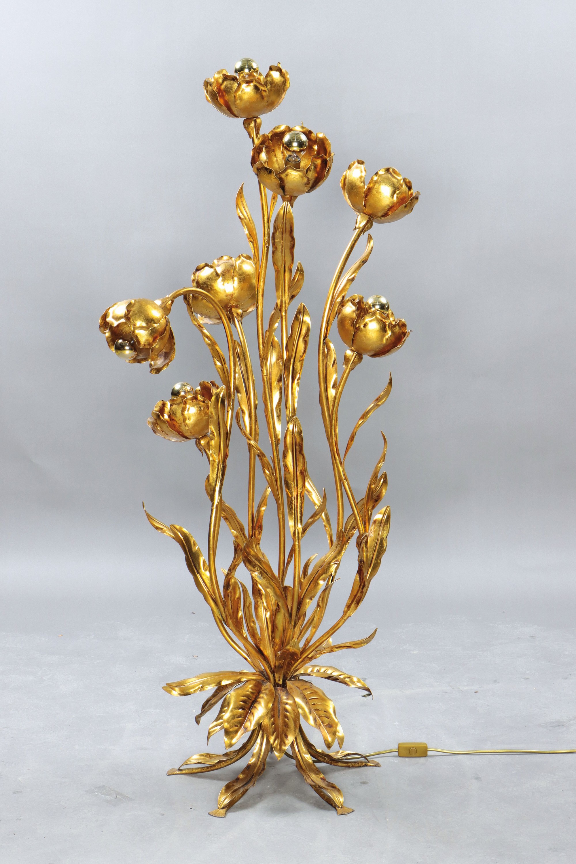 Blumen-Stehlampe, Entwurf Hans Kögl, 80er Jahre, wohl Modell 1771 H, sieben Blüten und Blattwerk, H. ca. 138 cm, intakt