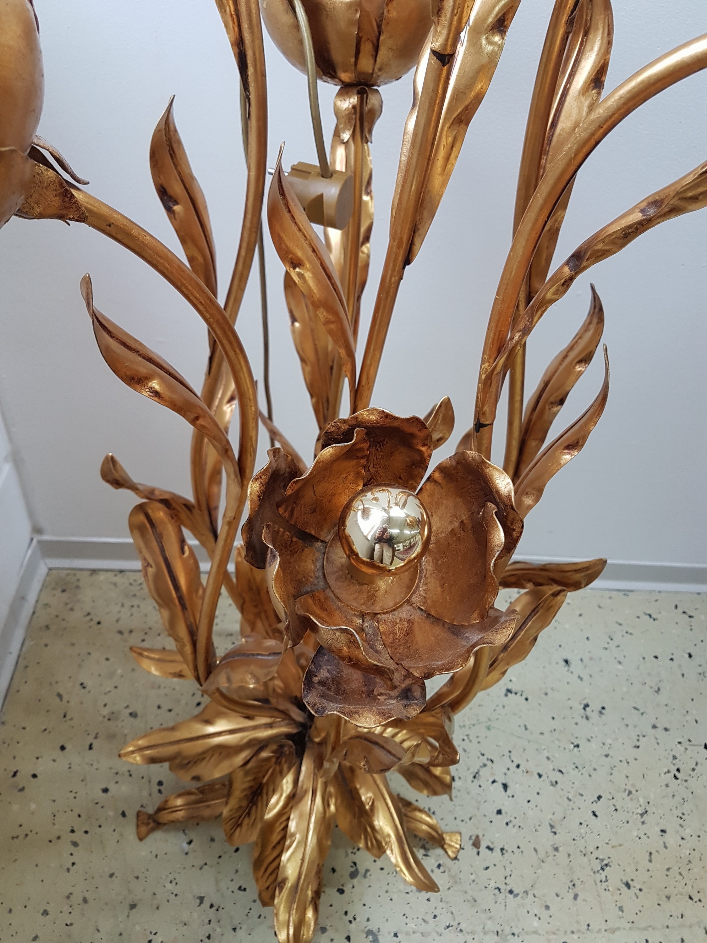 Detail e: Blumen-Stehlampe, Entwurf Hans Kögl, 80er Jahre, wohl Modell 1771 H, sieben Blüten und Blattwerk, H. ca. 138 cm, intakt