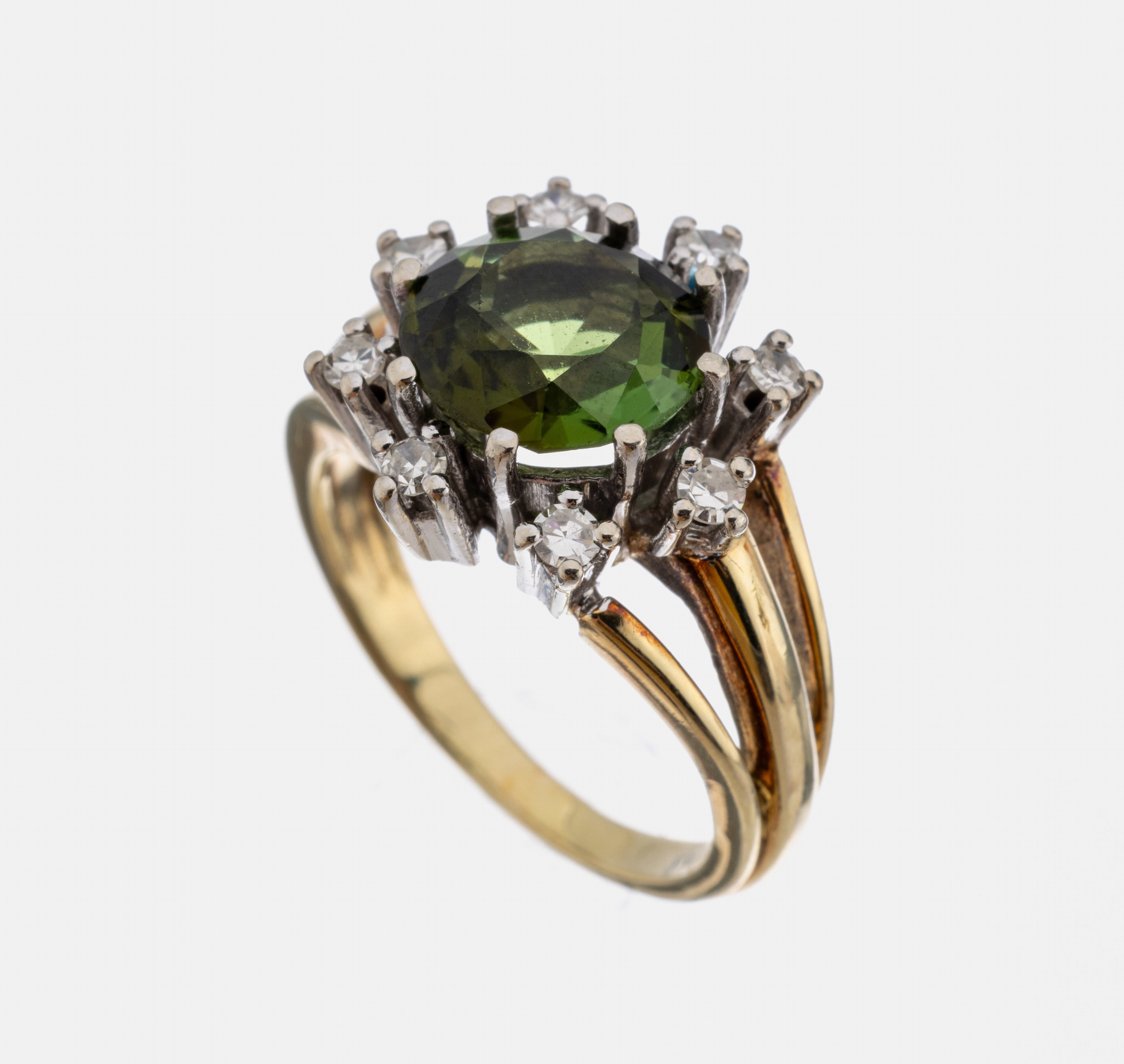 14 kt Gold Turmalin-Diamant-Ring, GG/WG 585/000, rundfacett. Turmalin ca. 2.20 ct, umgeben von 8 in WG gefassten 8/8-Diamanten zus. ca. 0.22 ct ...