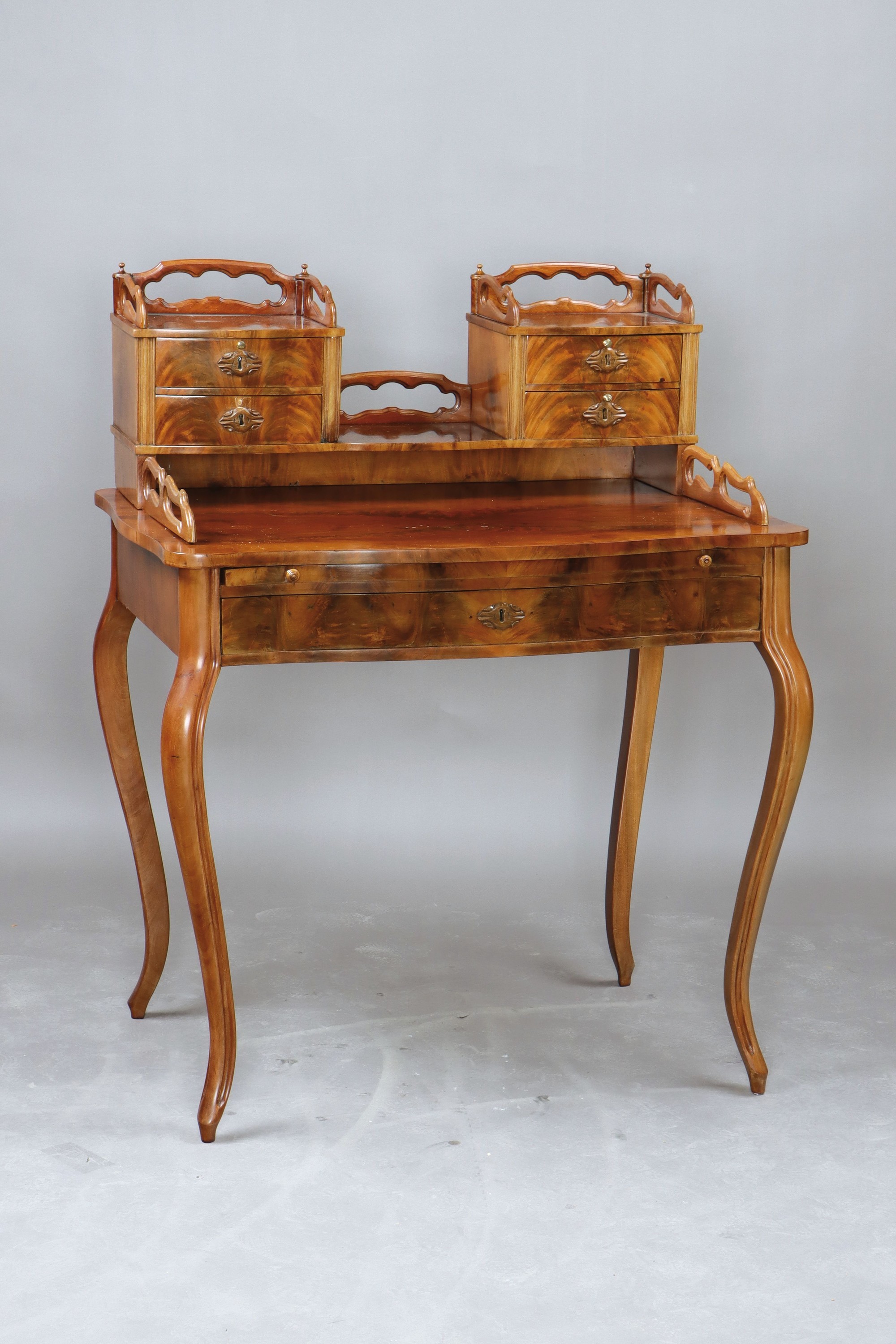 Damenschreibtisch, um 1860/70, Mahagonifurnier, zierliches Schreibmöbel mit Schublade, auf vier geschwungenen Beinen, vierschübiger Aufsatz mit ...