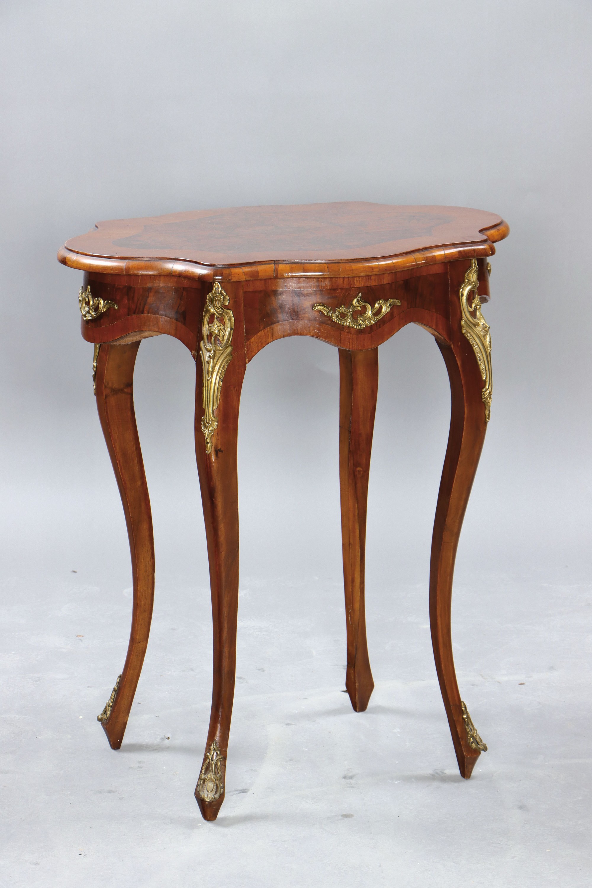 Zierlicher Beistelltisch, Dresden, um 1860/70 , Nußbaumfurnier, geschwungene Beine, mit feuervergoldeten Messingbeschlägen, ca. 72x61x40 cm, EZ 2