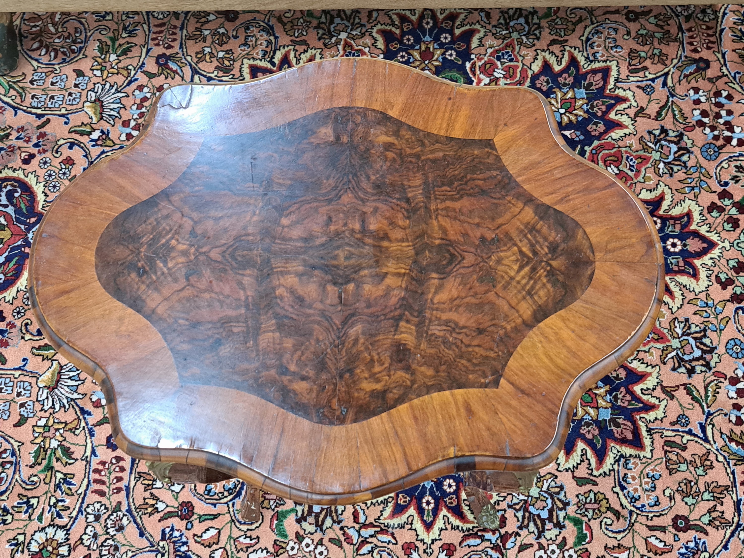 Detail c: Zierlicher Beistelltisch, Dresden, um 1860/70 , Nußbaumfurnier, geschwungene Beine, mit feuervergoldeten Messingbeschlägen, ca. 72x61x40 cm, EZ 2