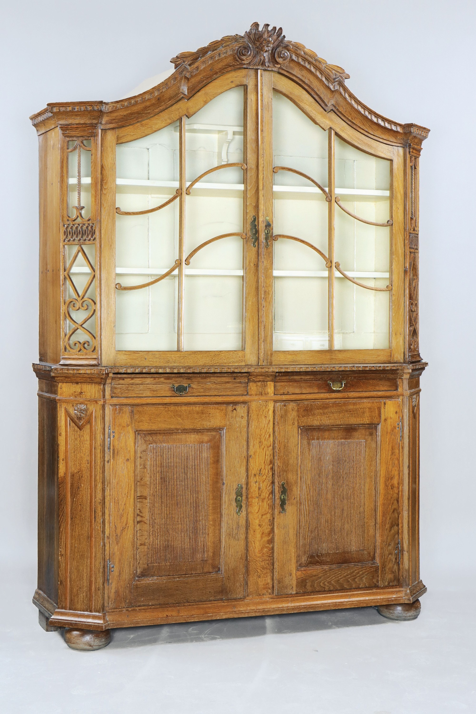 Westfälische Aufsatzvitrine, Louis-Seize, um 1760/70, Eiche massiv und geschnitzt, zweitüriges Unterteil mit Schubladen, zweitüriger Glasaufsatz ...