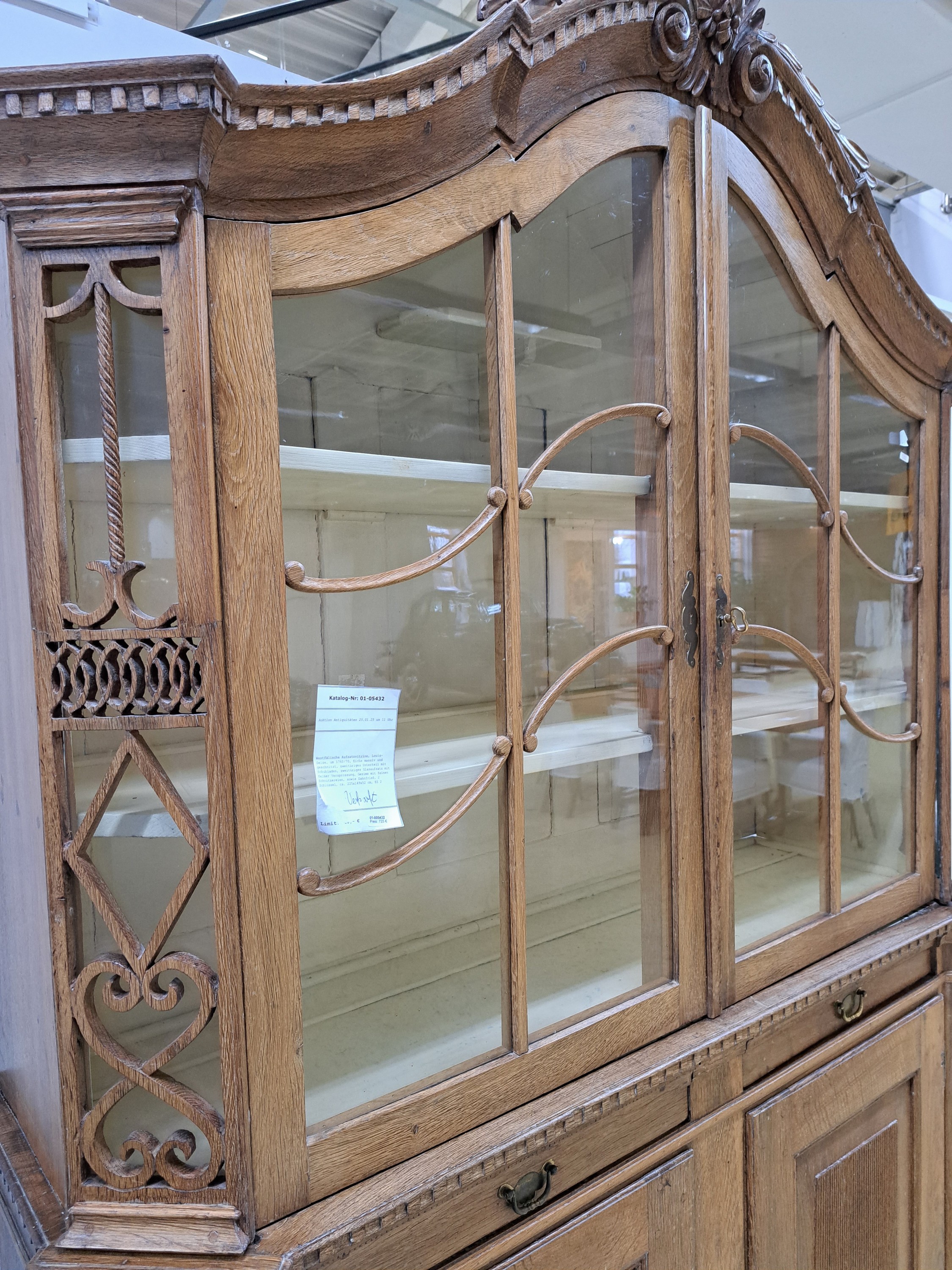 Detail a: Westfälische Aufsatzvitrine, Louis-Seize, um 1760/70, Eiche massiv und geschnitzt, zweitüriges Unterteil mit Schubladen, zweitüriger Glasaufsatz ...