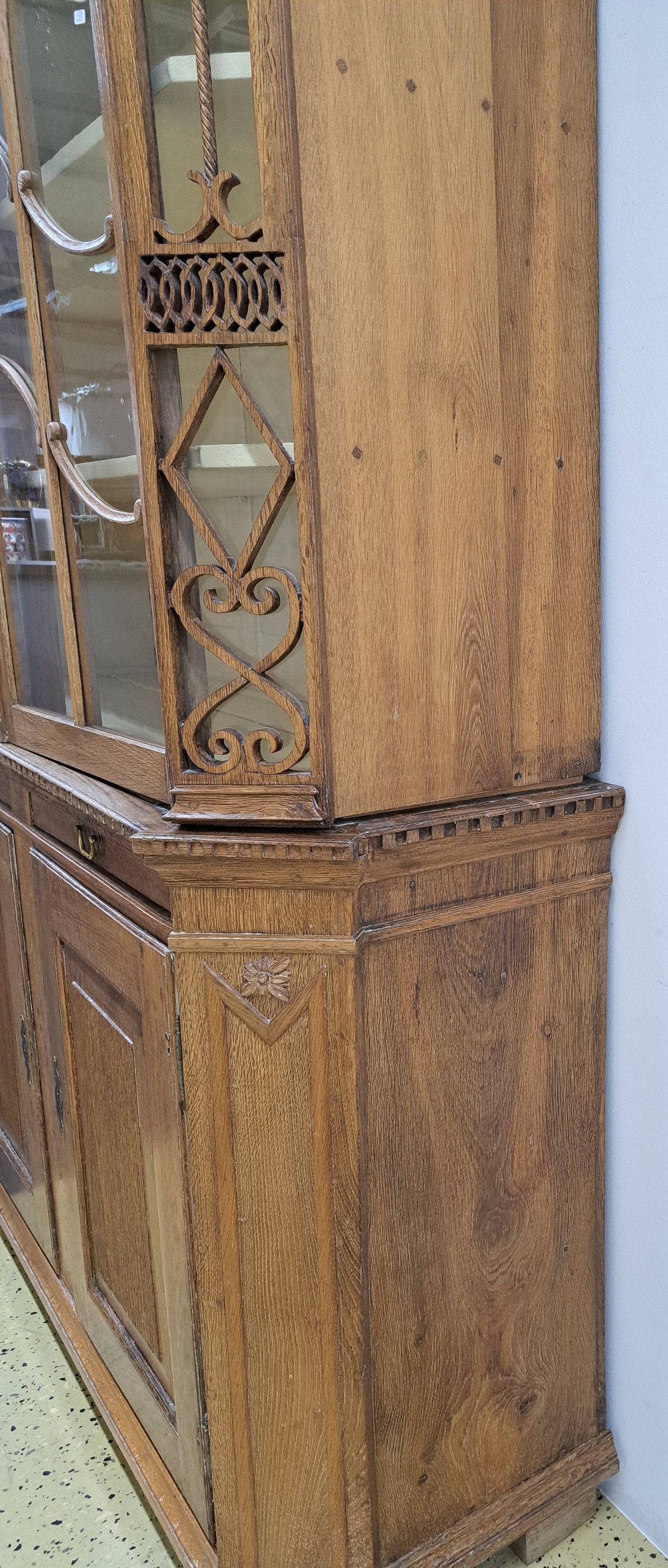 Detail j: Westfälische Aufsatzvitrine, Louis-Seize, um 1760/70, Eiche massiv und geschnitzt, zweitüriges Unterteil mit Schubladen, zweitüriger Glasaufsatz ...