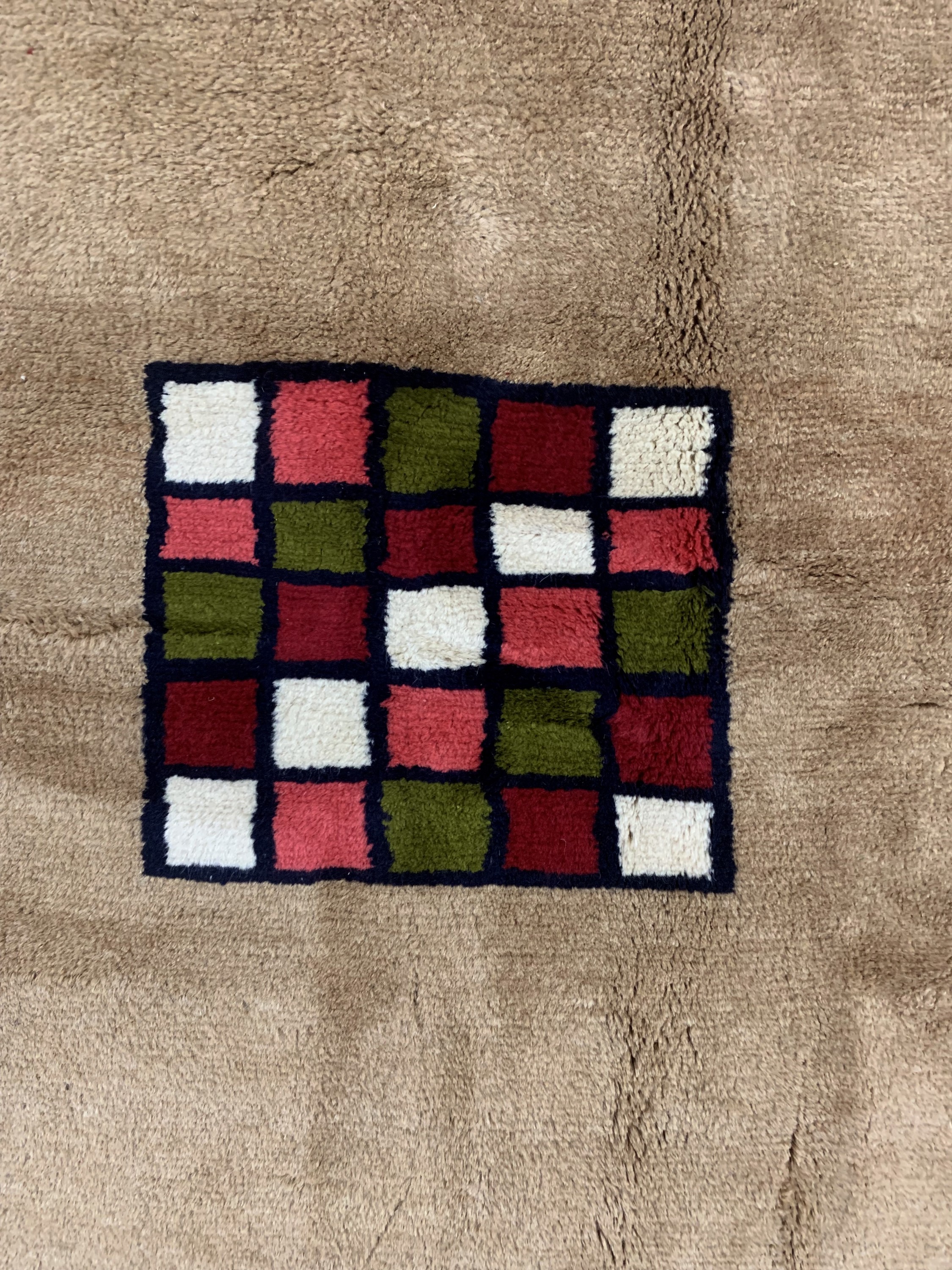 Detail e: Gabbeh alt, Persien, Ende 20.Jhd, Wolle aufWolle, ca. 200 x 200 cm, EHZ: 1-2(nahezu Neuwertig).