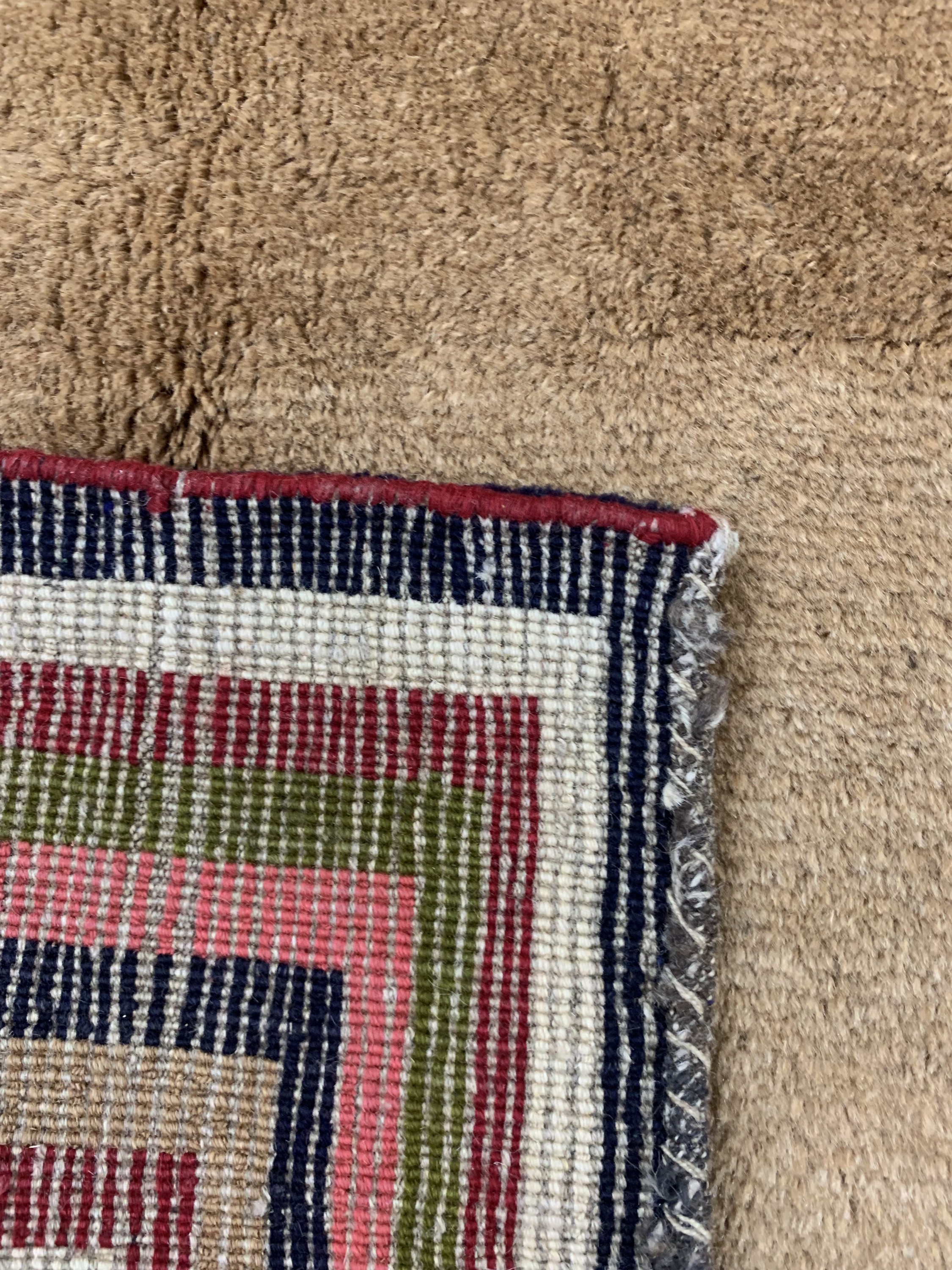 Detail f: Gabbeh alt, Persien, Ende 20.Jhd, Wolle aufWolle, ca. 200 x 200 cm, EHZ: 1-2(nahezu Neuwertig).
