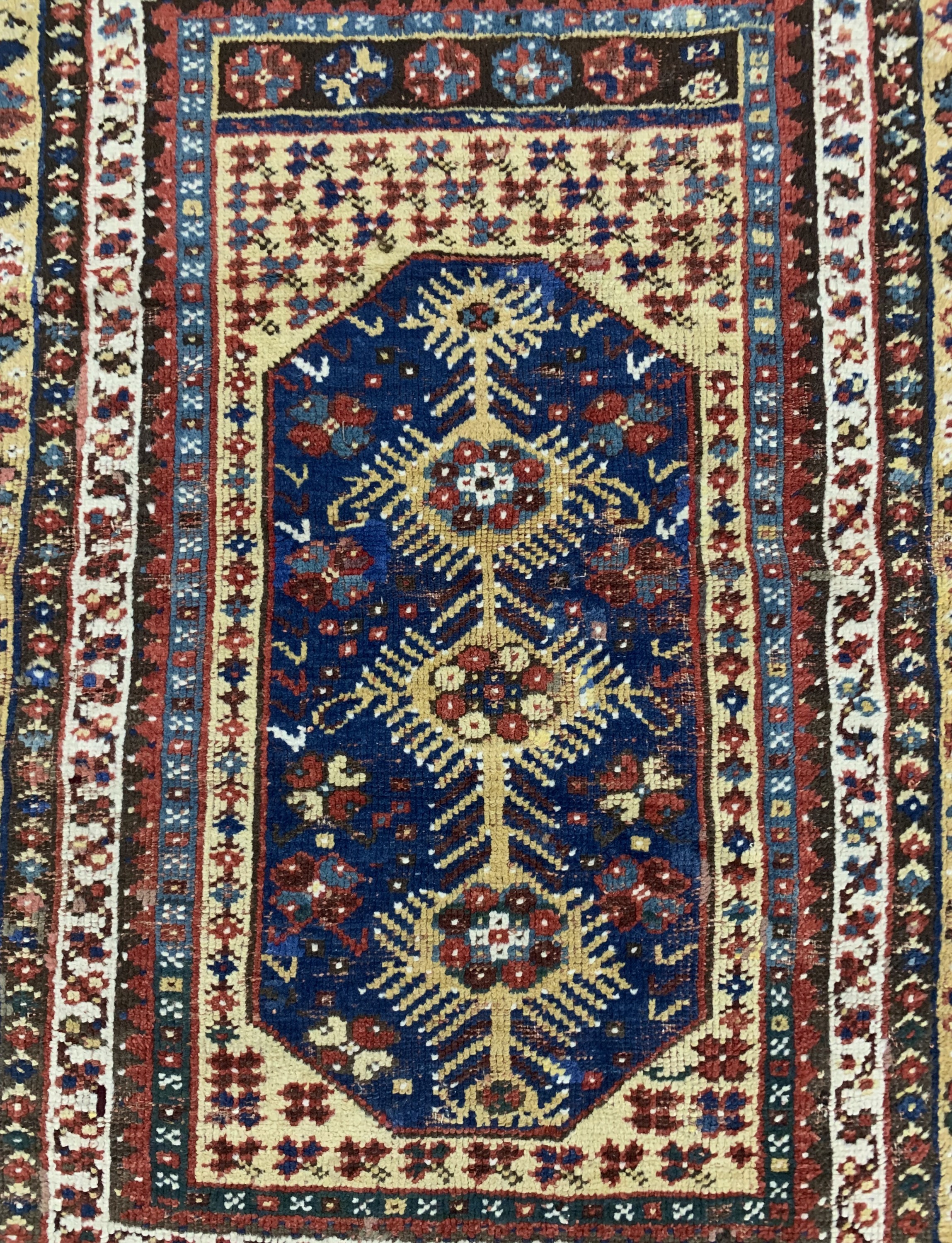 Detail c: Antiker Megri, Türkei, 19.Jhd, Wolle auf Wolle, ca. 130 x 95 cm, EHZ: 3(alte restaurierungen).