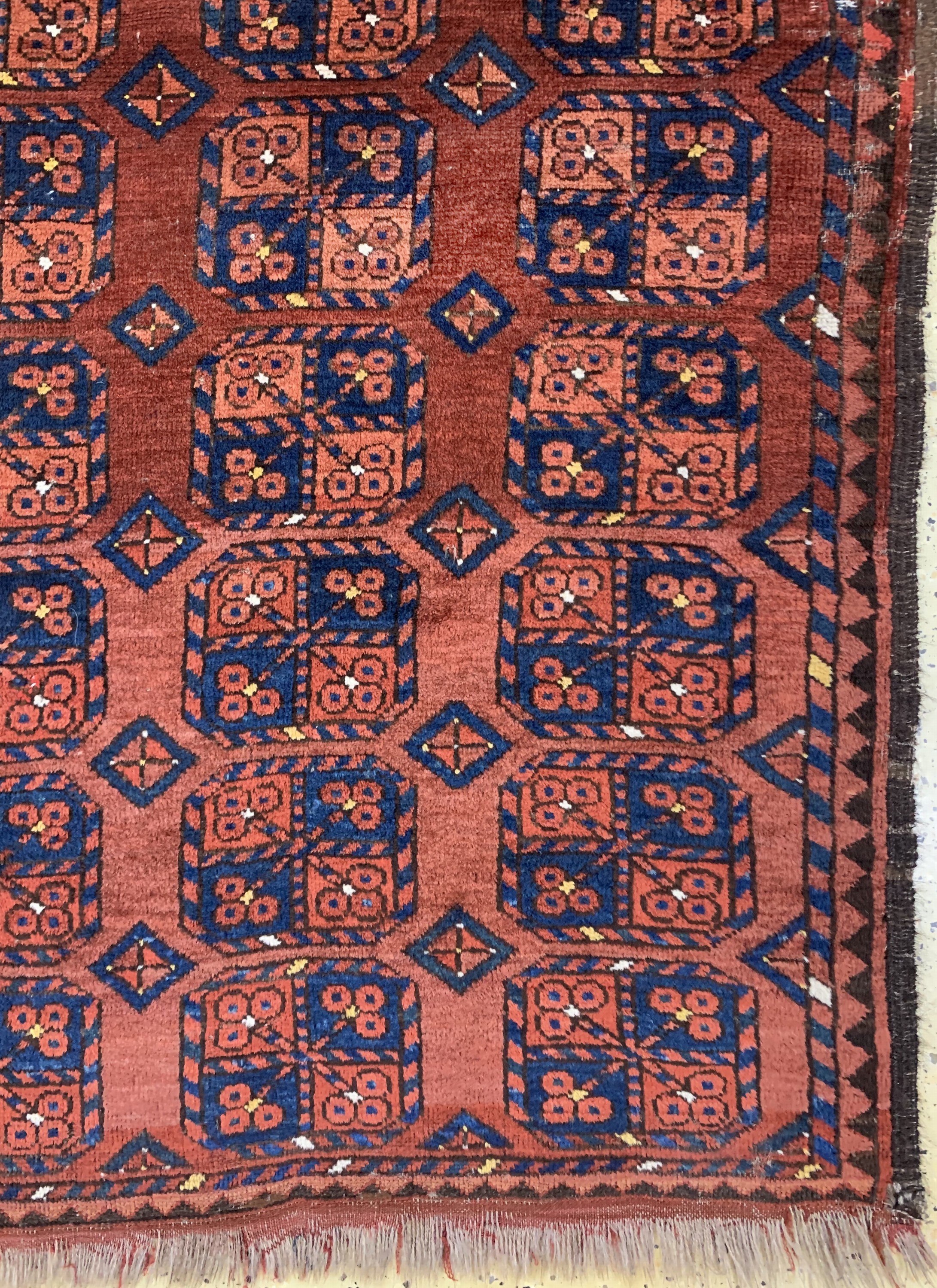 Detail a: Antiker Ersari, Turkmenistan, 19.Jhd, Wolleauf Wolle, ca. 200 x 155 cm, EHZ: 3, (kleine Restaurierungen)
