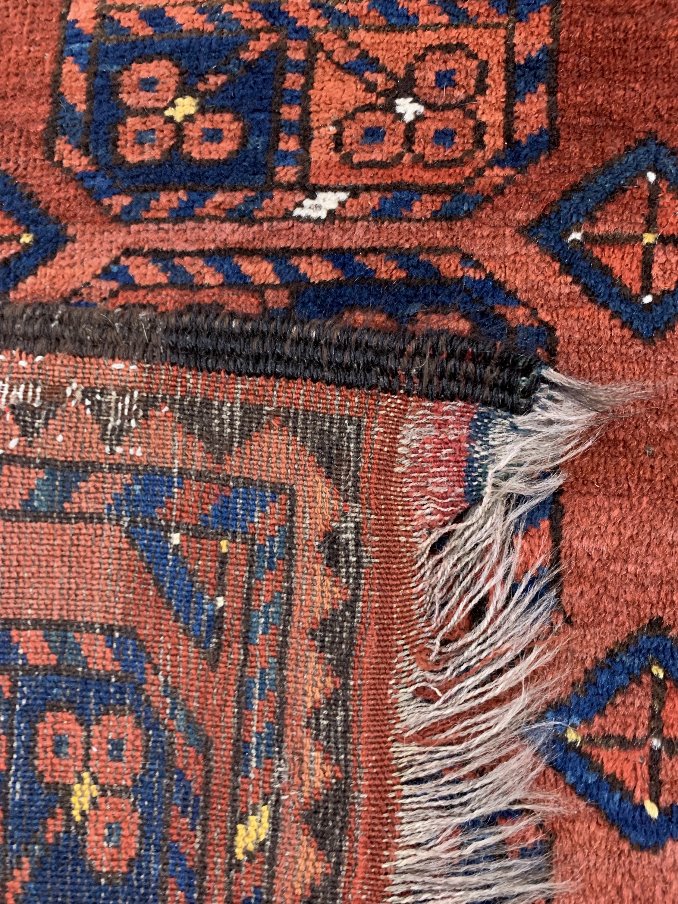Detail e: Antiker Ersari, Turkmenistan, 19.Jhd, Wolleauf Wolle, ca. 200 x 155 cm, EHZ: 3, (kleine Restaurierungen)