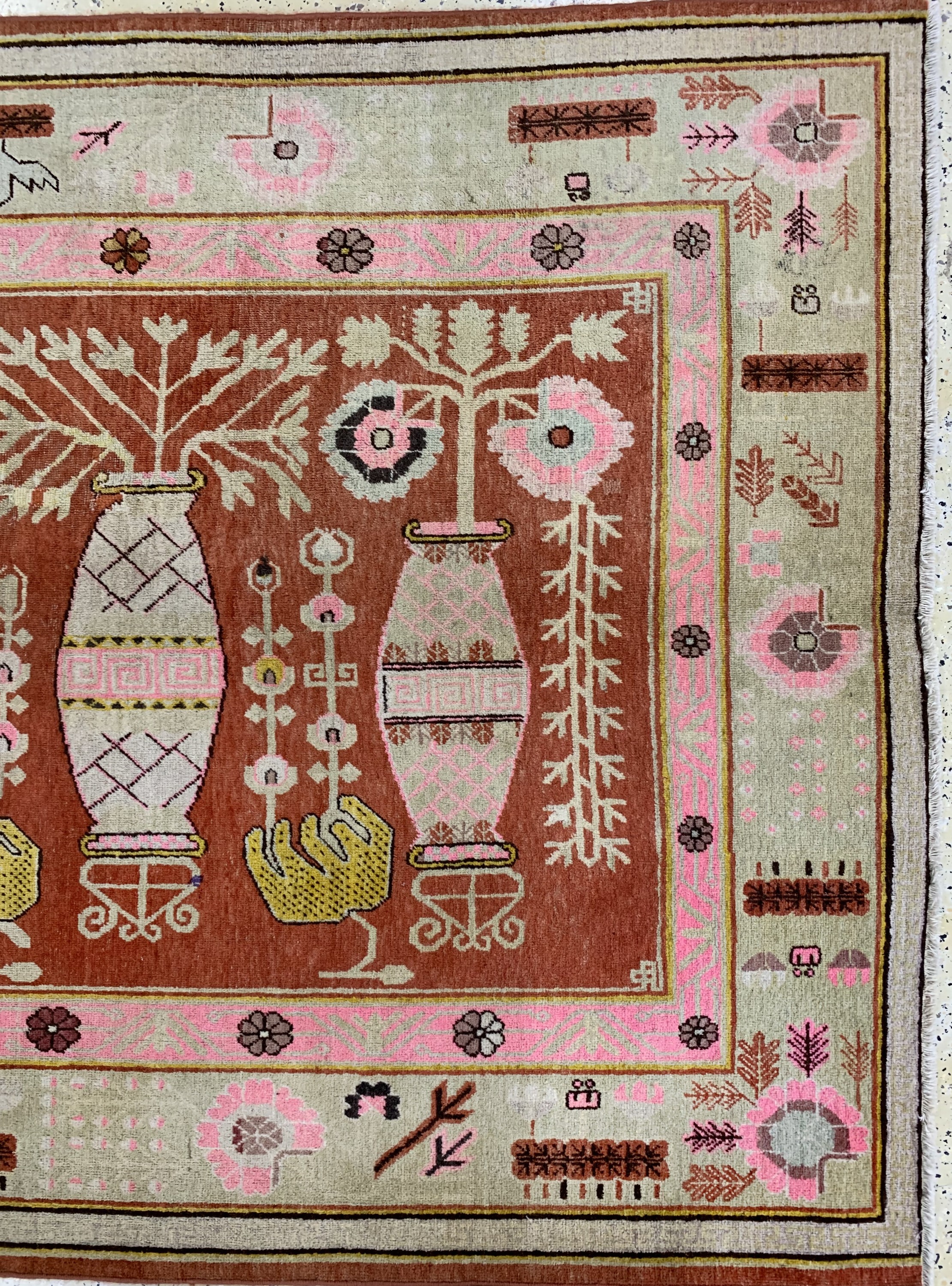 Detail a: Khotan alt, Turkestan, Anfang 20.Jhd, Wolleauf Baumwolle, ca. 268 x 177 cm, EHZ: 2-3 (kleine Restaurierungen).