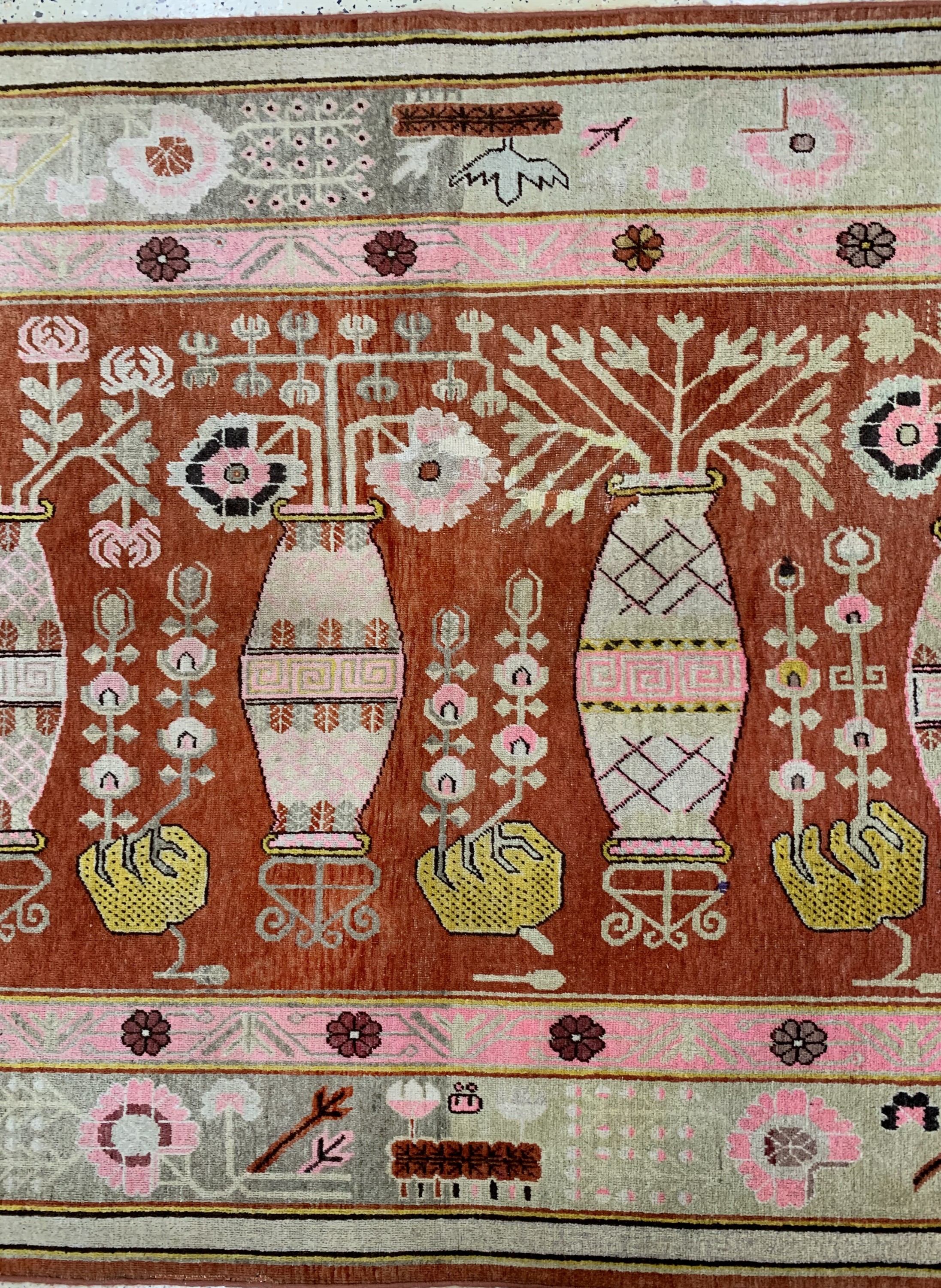 Detail b: Khotan alt, Turkestan, Anfang 20.Jhd, Wolleauf Baumwolle, ca. 268 x 177 cm, EHZ: 2-3 (kleine Restaurierungen).