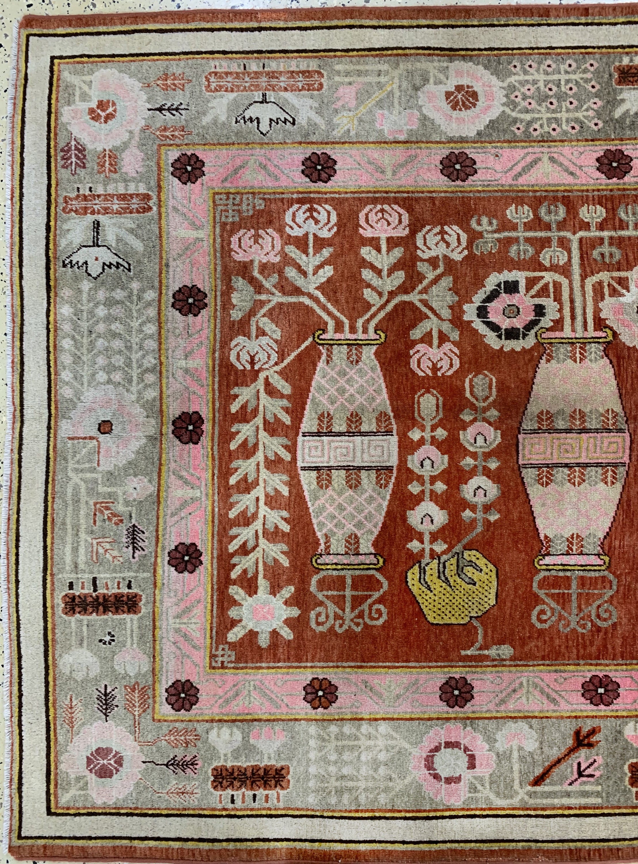 Detail c: Khotan alt, Turkestan, Anfang 20.Jhd, Wolleauf Baumwolle, ca. 268 x 177 cm, EHZ: 2-3 (kleine Restaurierungen).